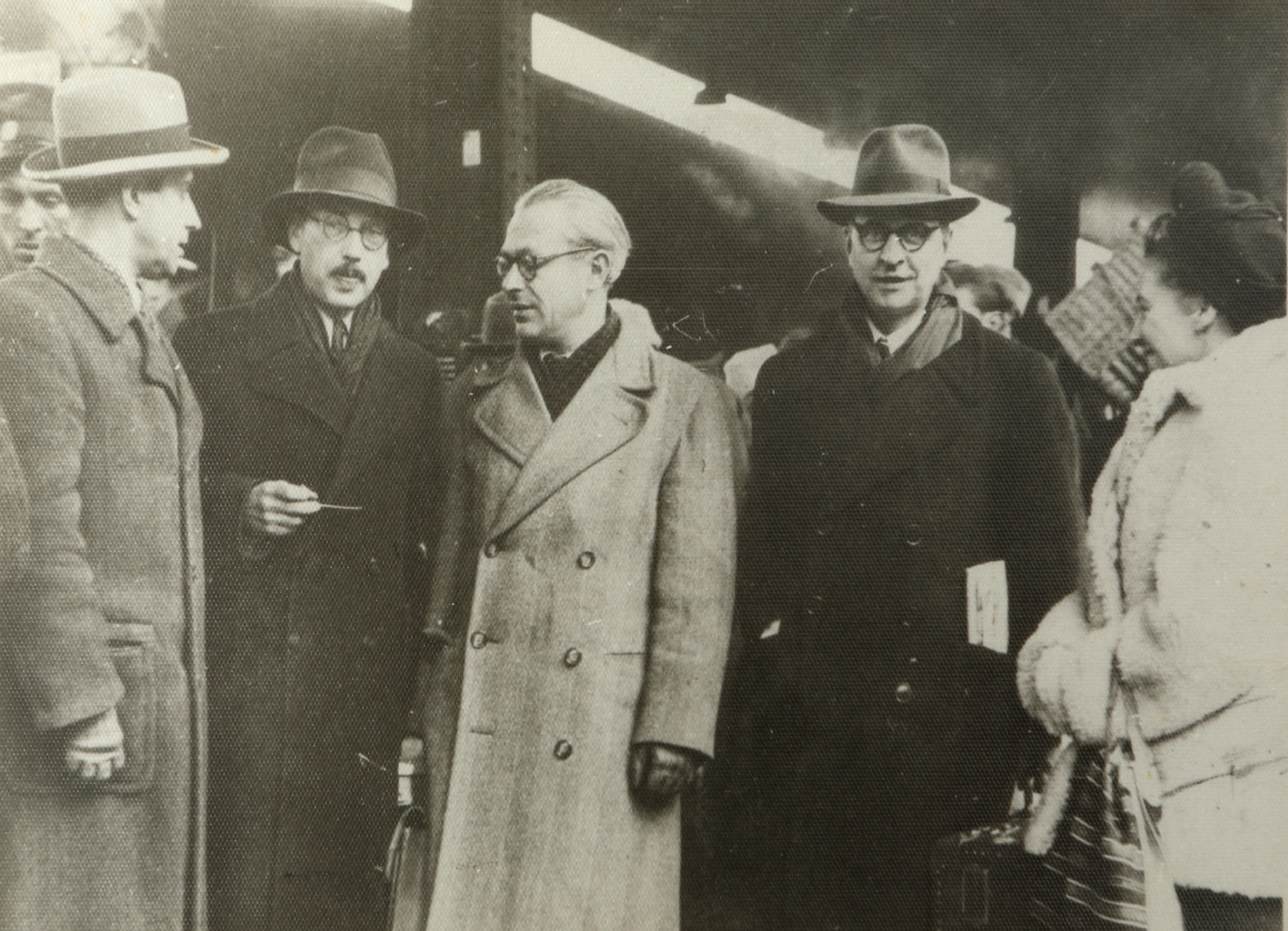 Fotografie reprezentându-i pe: Saşa Pană, Tristan Tzara, Gheorghe Dinu (Ștefan Roll), Medi Wechsler Dinu, C. Borănescu-Lahovary, la Gara de Nord din București, 1950, provine din arhiva George Macovescu