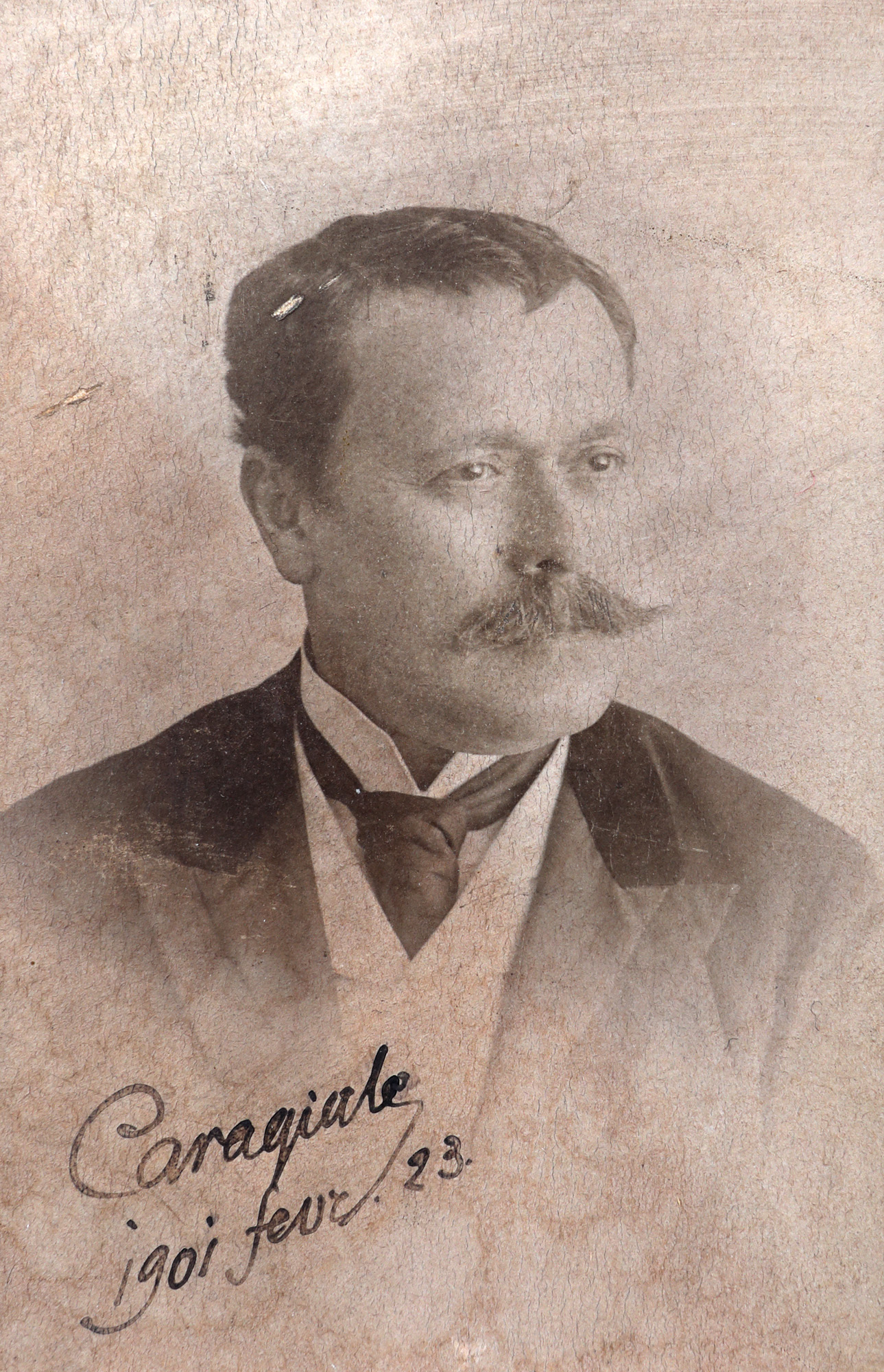 Fotografie ilustrându-l pe celebrul dramaturg Ion Luca Caragiale, 23 februarie 1901, cu semnătura olografă a scriitorului, raritate extremă