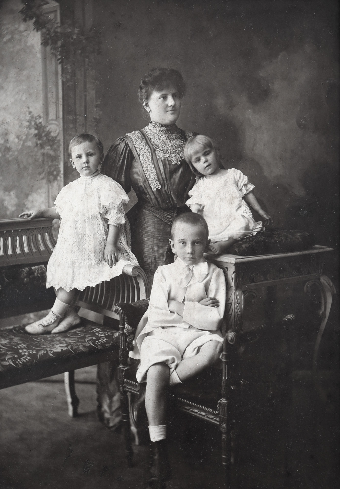 Duioasă fotografie tipică de familie de sfârșit de secol, o mamă cu cei trei copii ai ei, cca. 1900