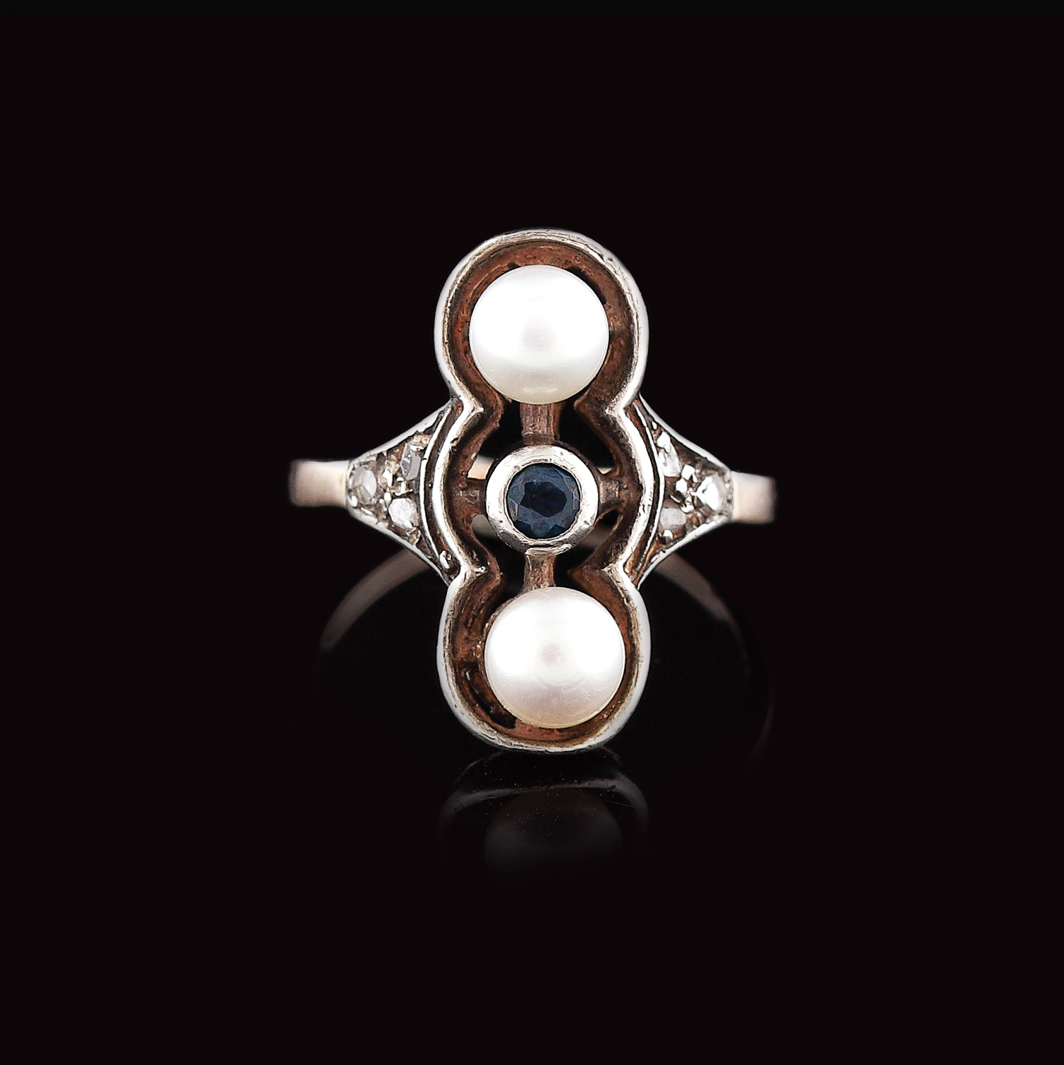 Gold and silver ring ornate with sapphire, 2 pearls and diamonds