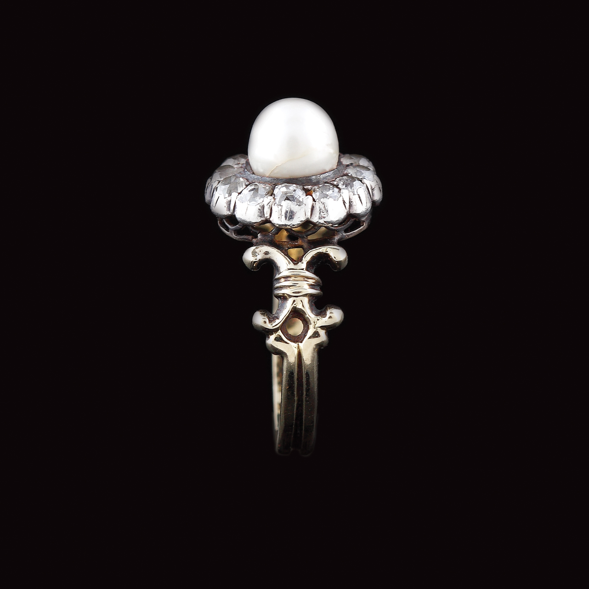 Gold ring decorated with pearl in diamond entourage, ca. 1930