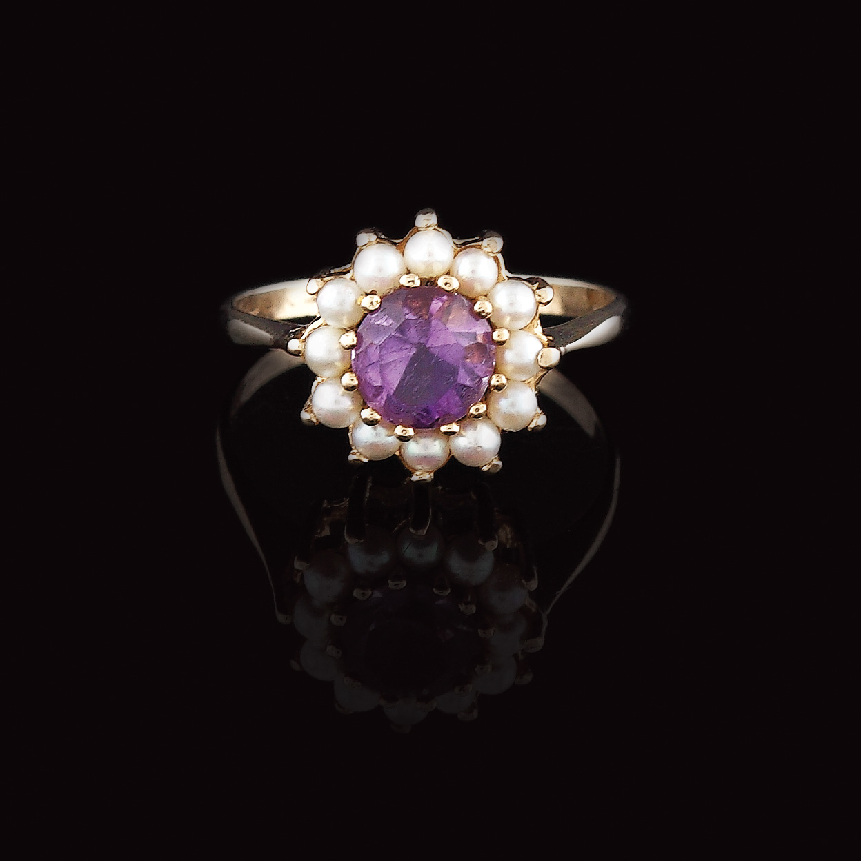 Gold ring decorated with amethyst in pearl entourage