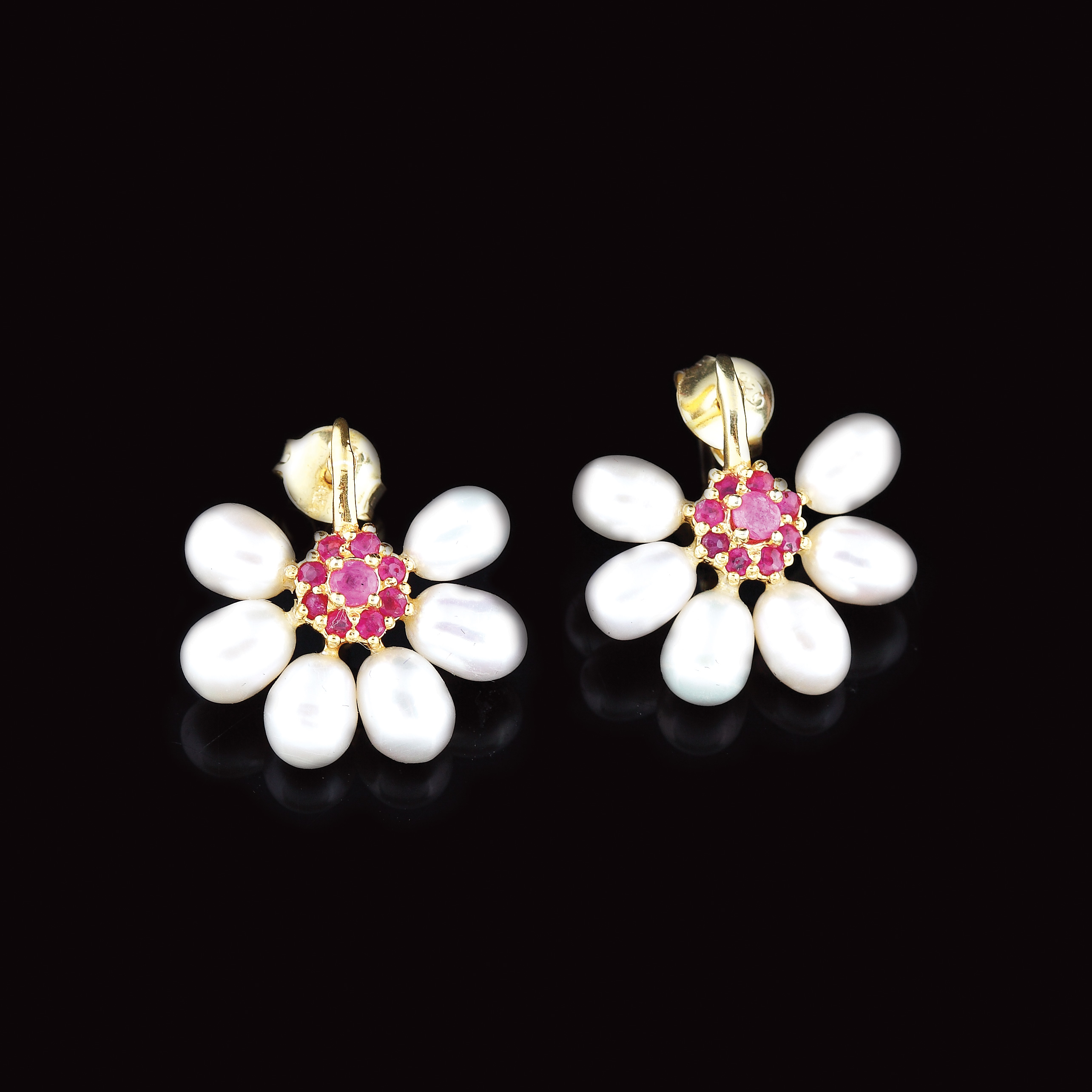 "Daisies" - pair of gilded silver earrings decorated with rubies and pearls