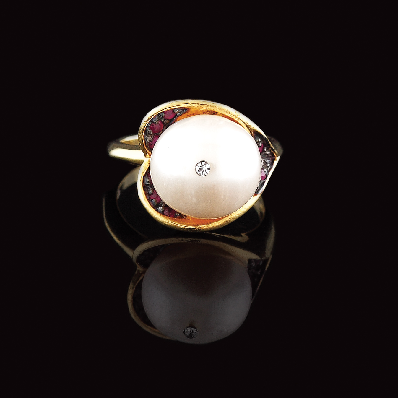 Gilded silver ring decorated with pearl and rubies