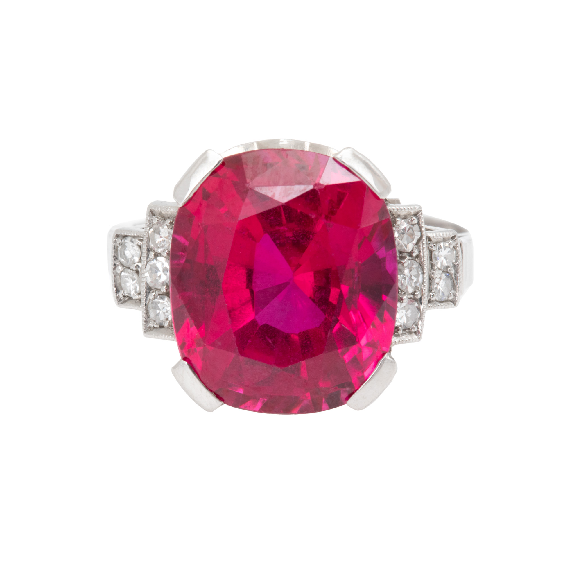 Inel din platină, decorat cu rubin central, anturat de diamante