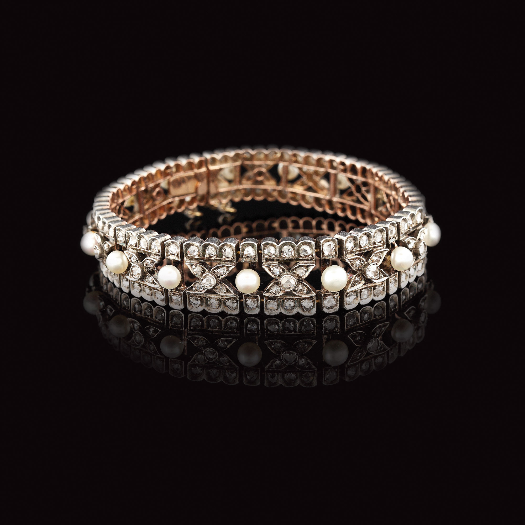 Superbă brățară din aur roșu și argint, decorată cu perle și diamante, cca. 1920
