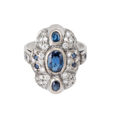 Inel din aur alb, decorat cu safire și diamante 