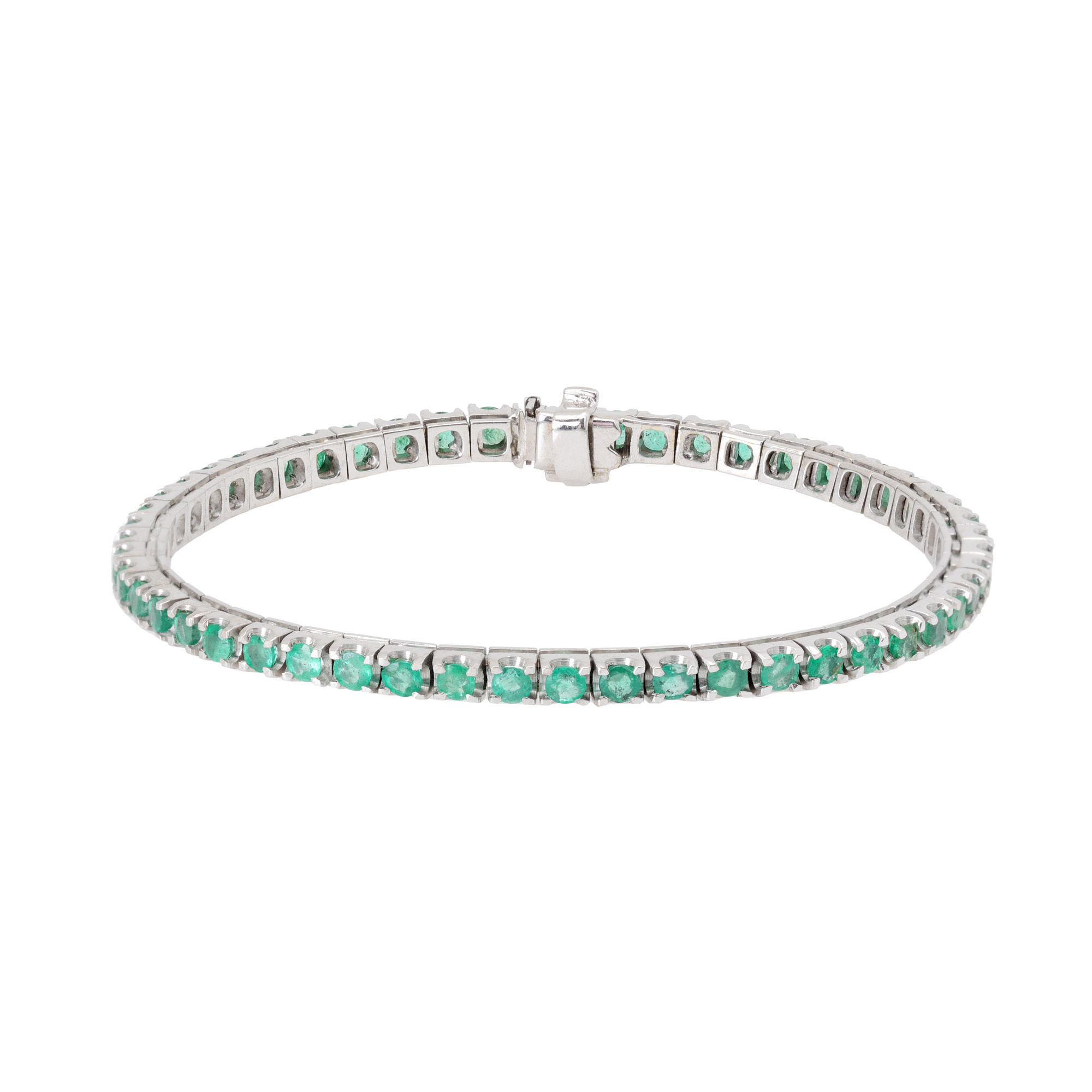 White gold tennis bracelet decorated with emeralds