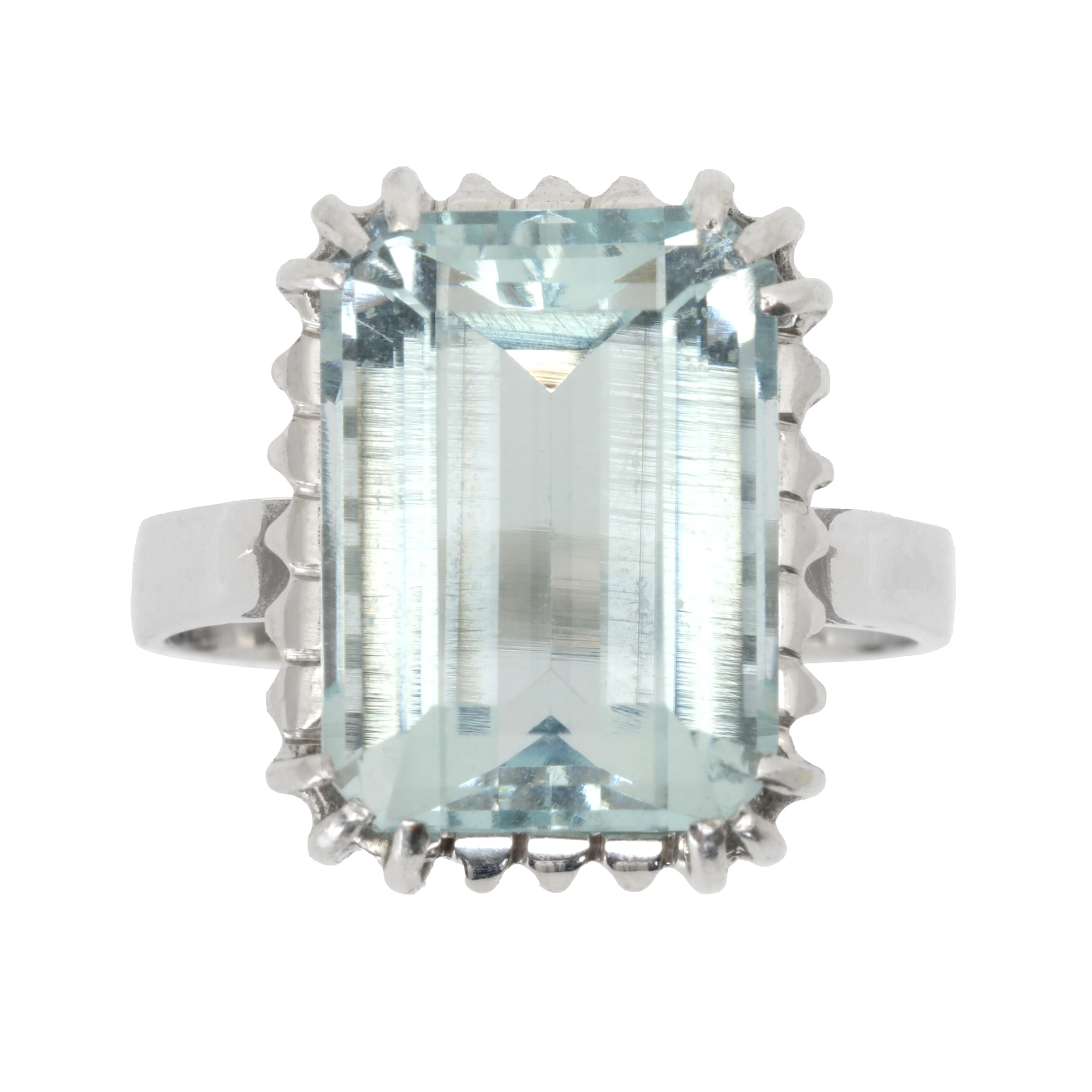 White gold ring, decorated with aquamarine