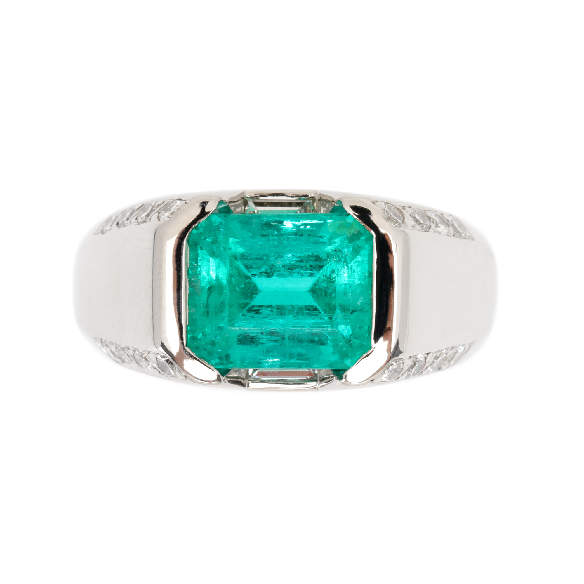 White gold ring, decorated with emerald and diamonds