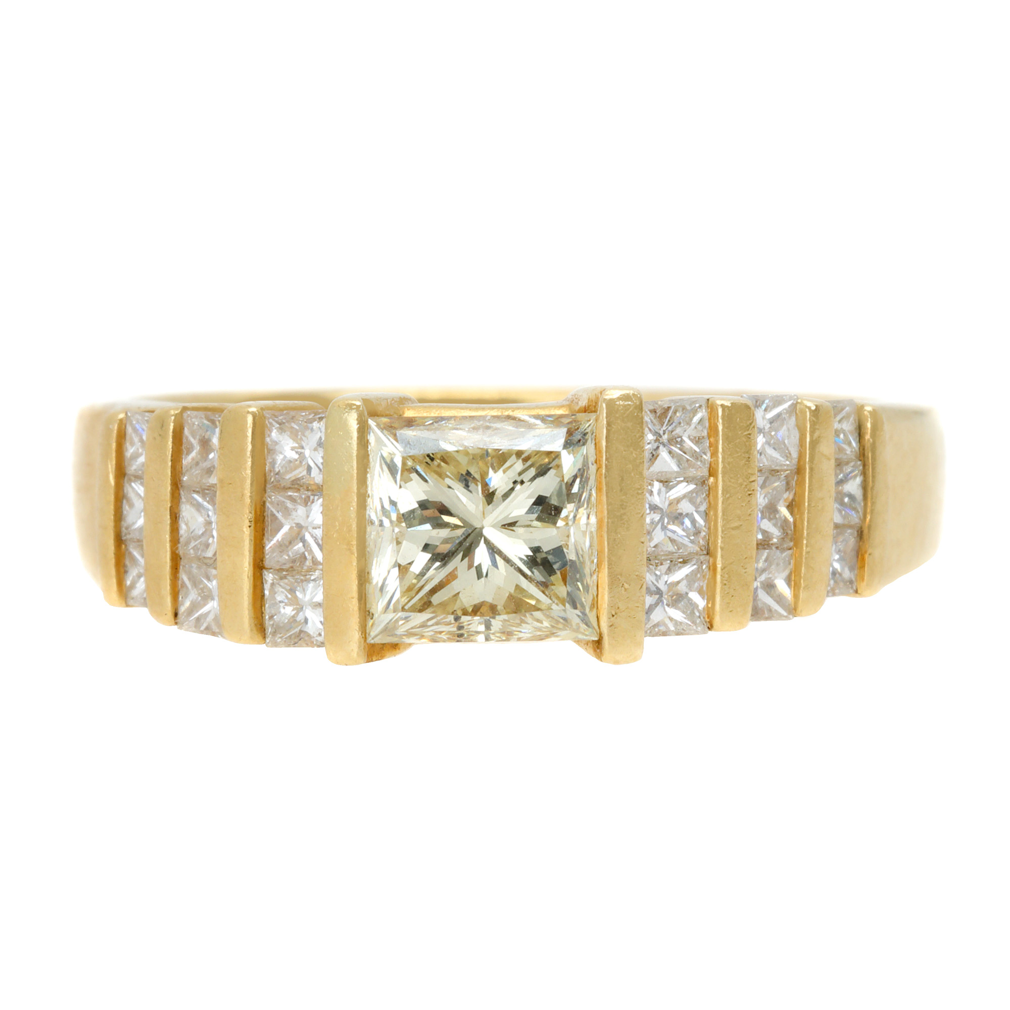 Gold ring, decorated with cushion diamonds, among which the central one is yellow