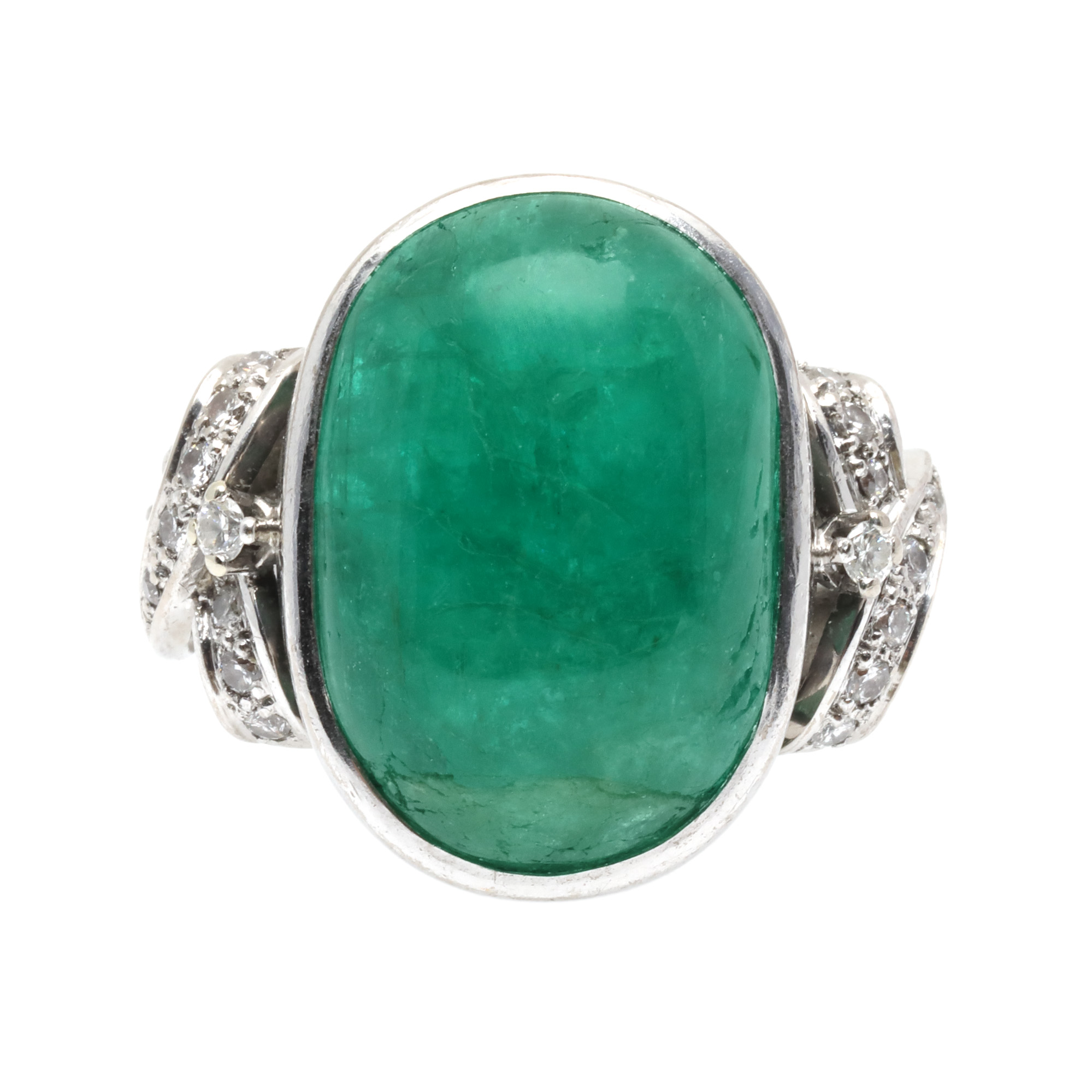 Majestic white gold ring, decorated with diamonds and Colombian emerald