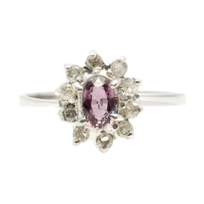 White gold ring, centrally decorated with sapphire, surrounded by diamonds
