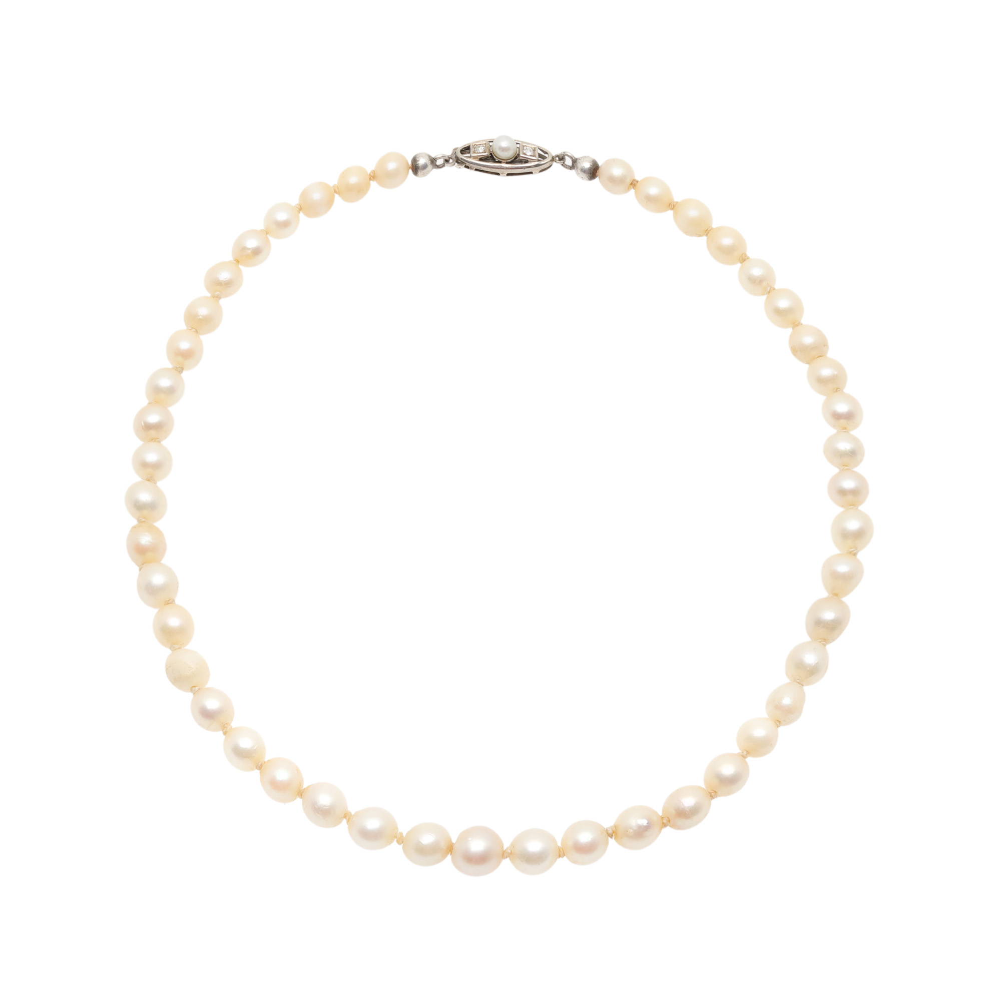 Pearl necklace with white gold clasp, decorated with two diamonds and a pearl