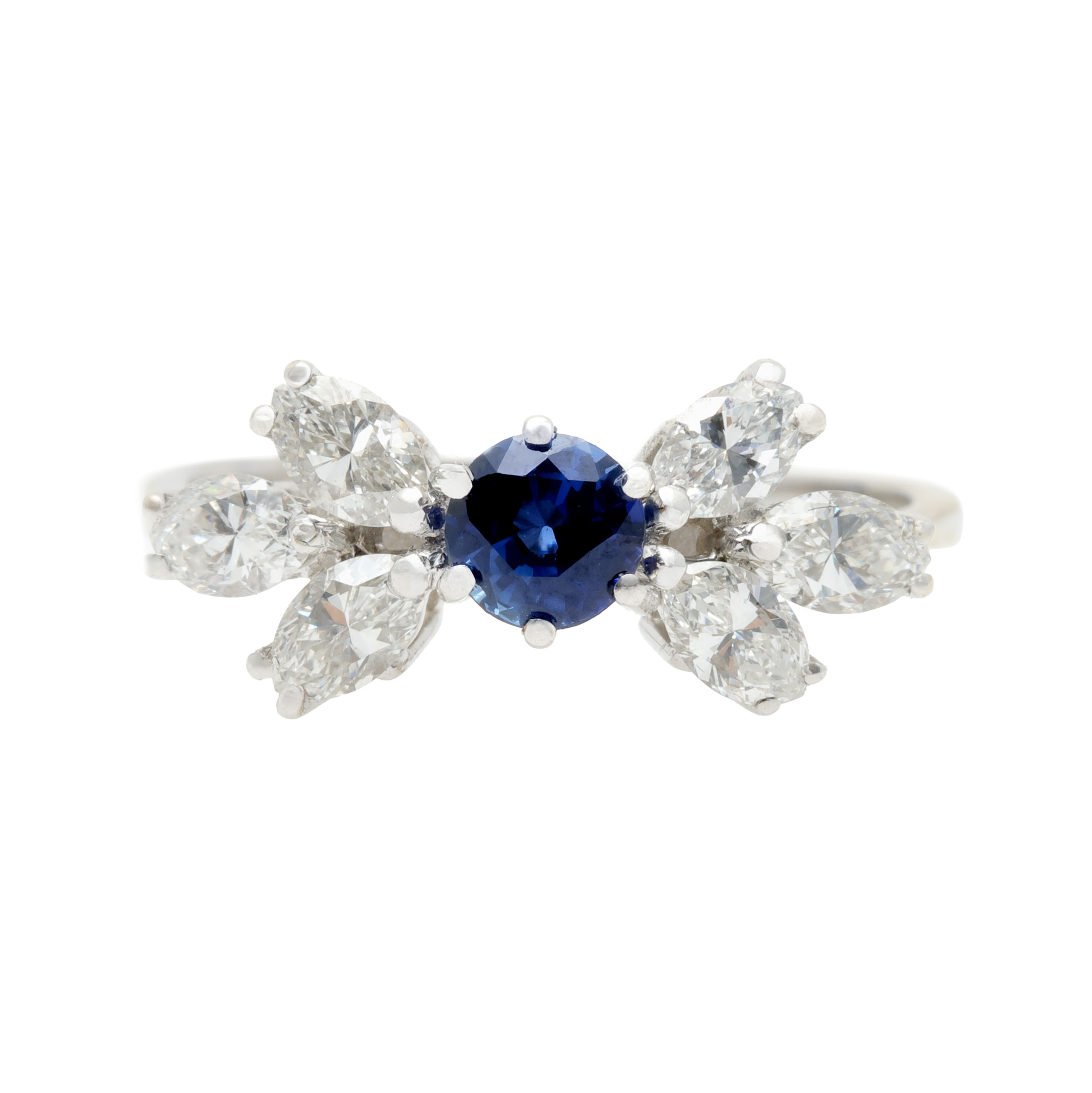 Inel din aur alb, decorat cu safir central, anturat de diamante