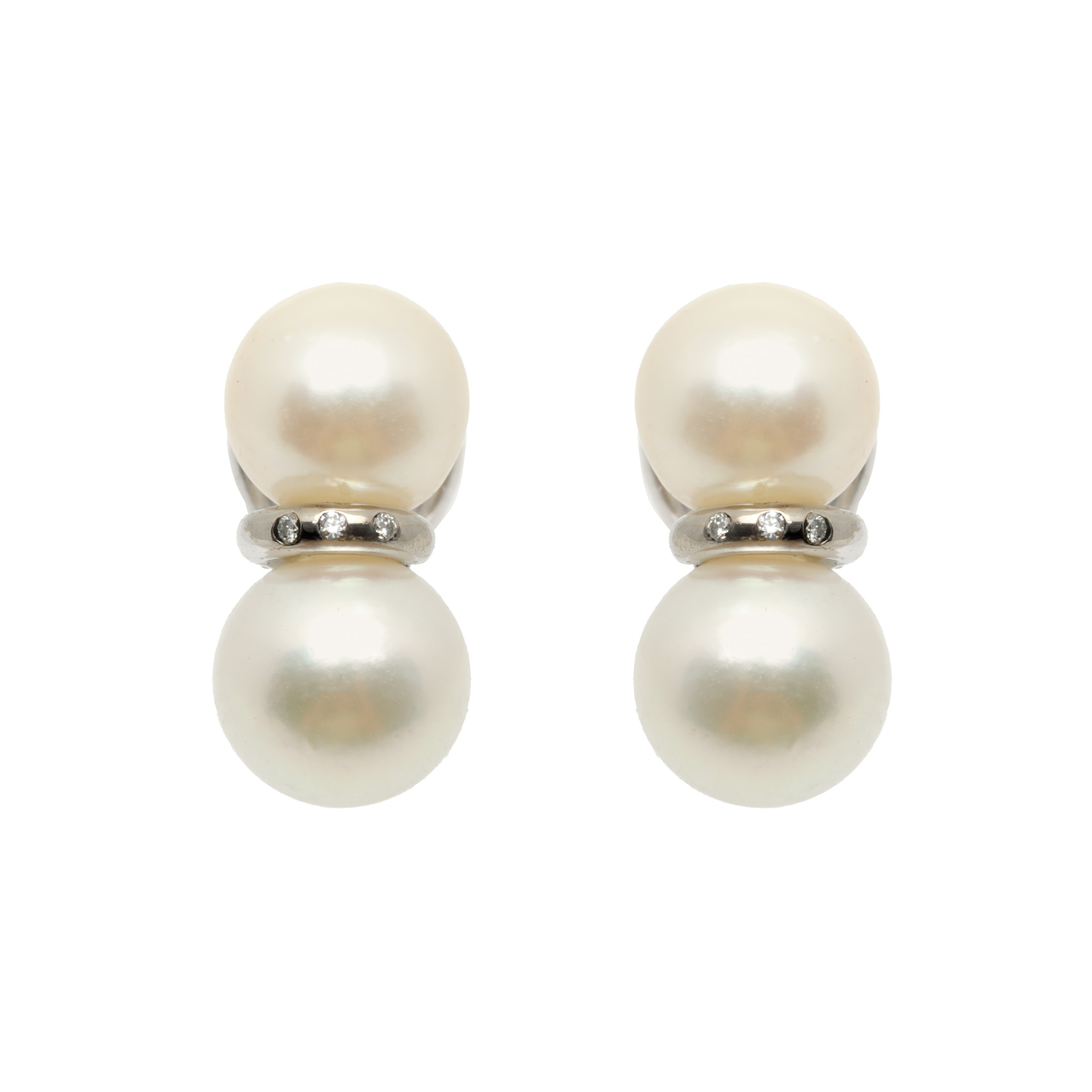 Pair of white gold earrings, decorated with pearls and diamonds