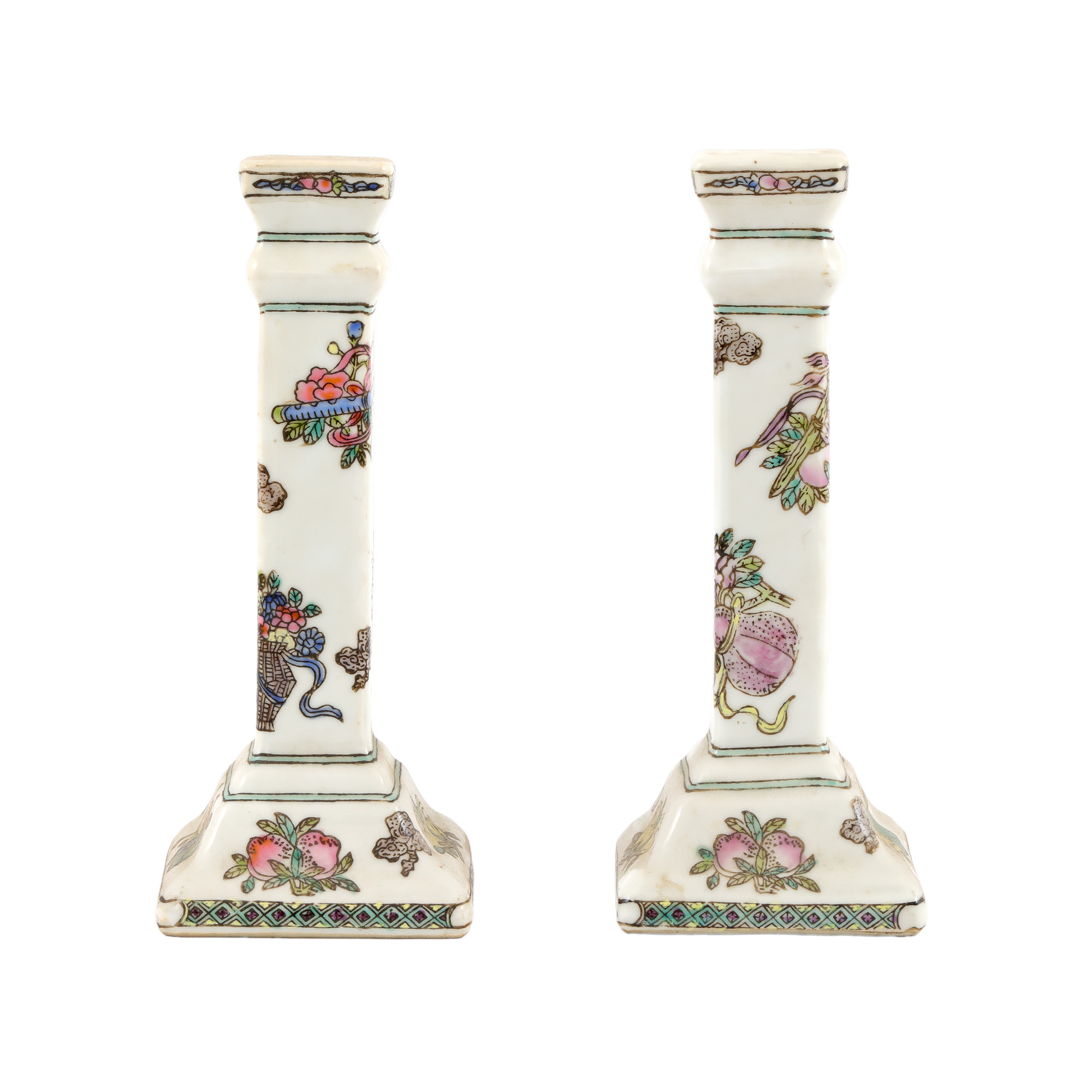 Pereche de sfeșnice decorate cu motivul piersicii, purtând marca retrospectivă a împăratului Qianlong, China, sec. XX