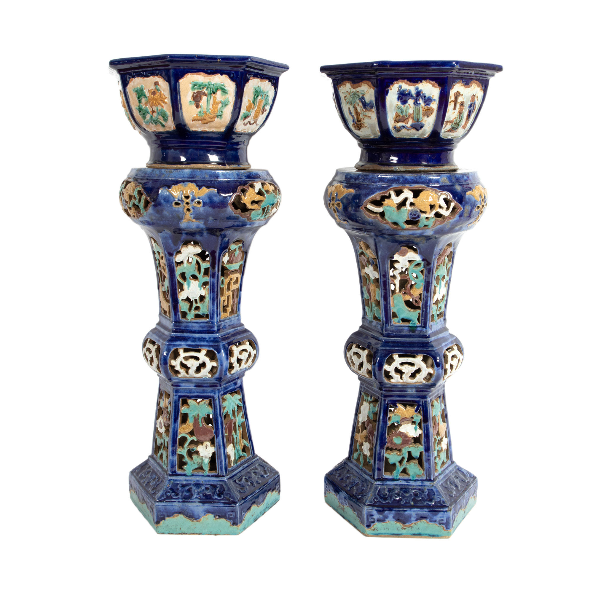 Pair of glazed ceramic pedestals, accompanied by planters, China, end of the 19th century.