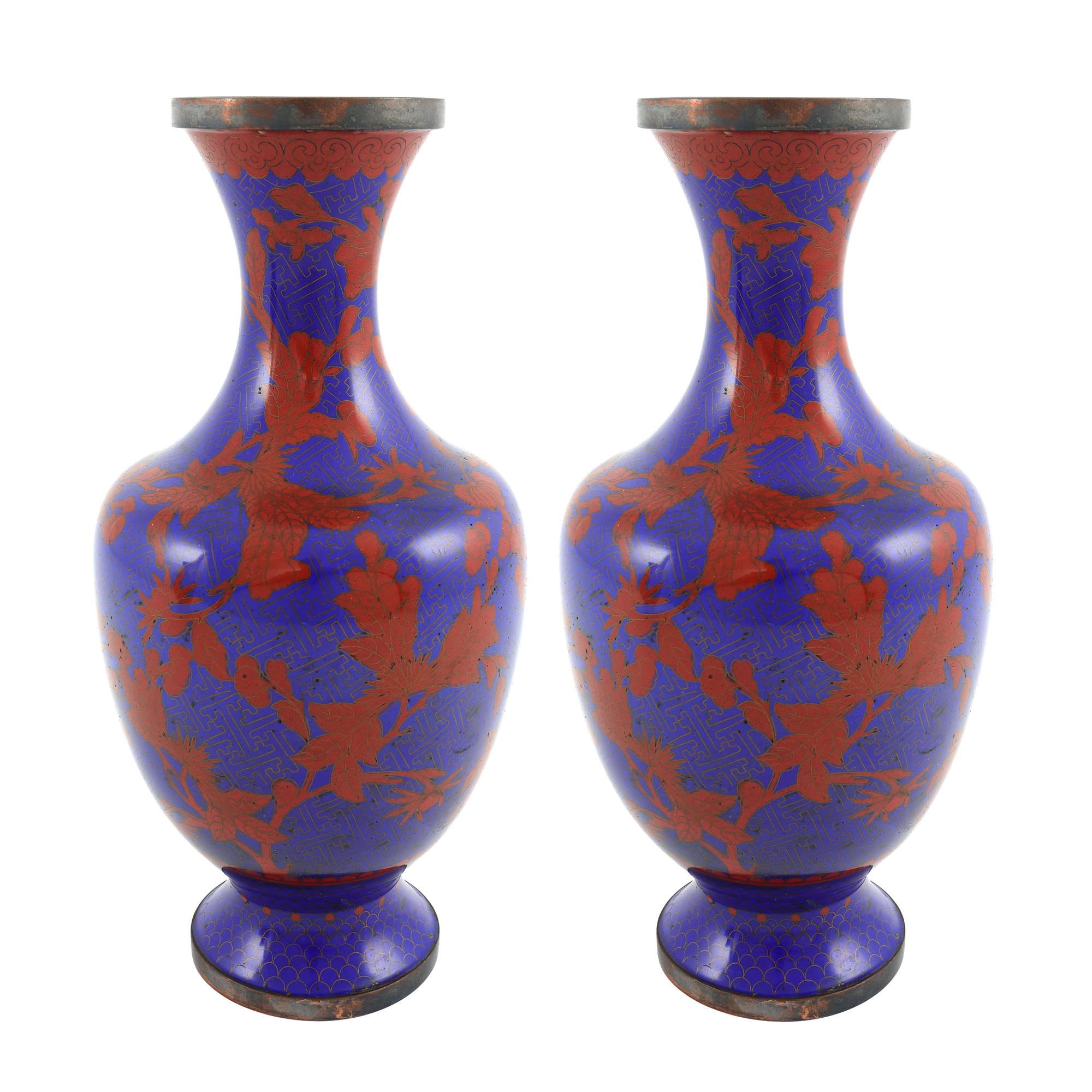 Pereche de vaze cloisonné, decorate cu crizanteme roșii pe fond bleumarin, China, prima jumătate a sec. XX