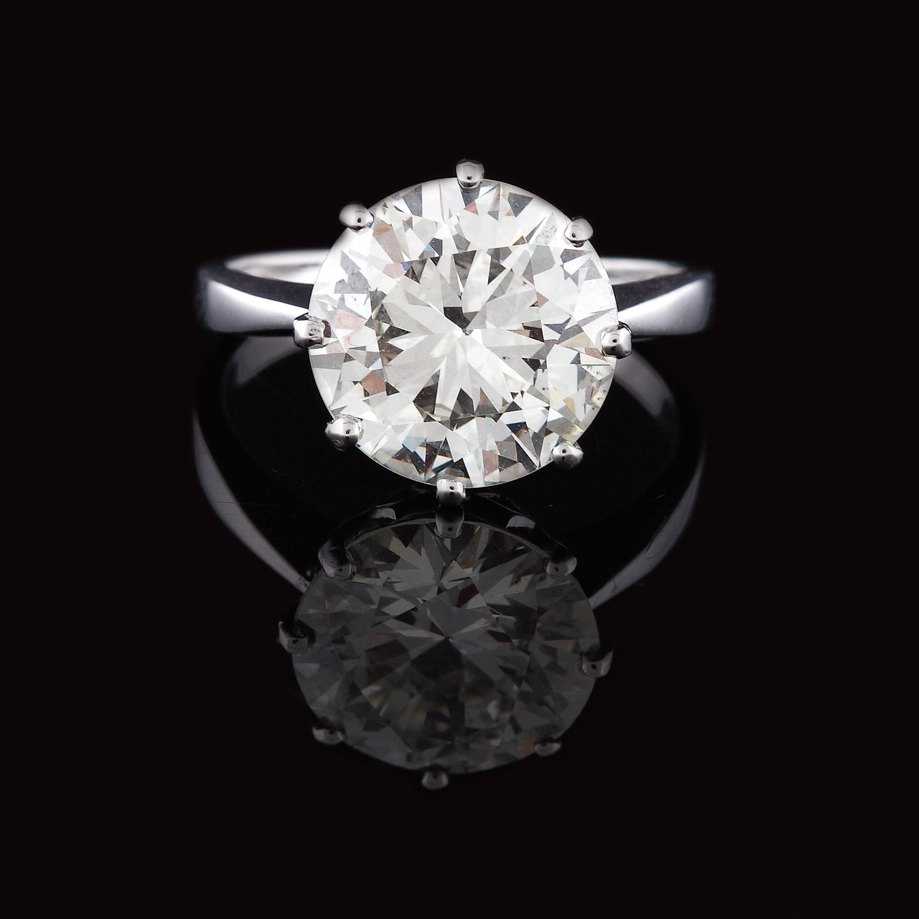 Extraordinary white gold ring, decorated with diamond ca. 5.3 ct., with gemological certificate