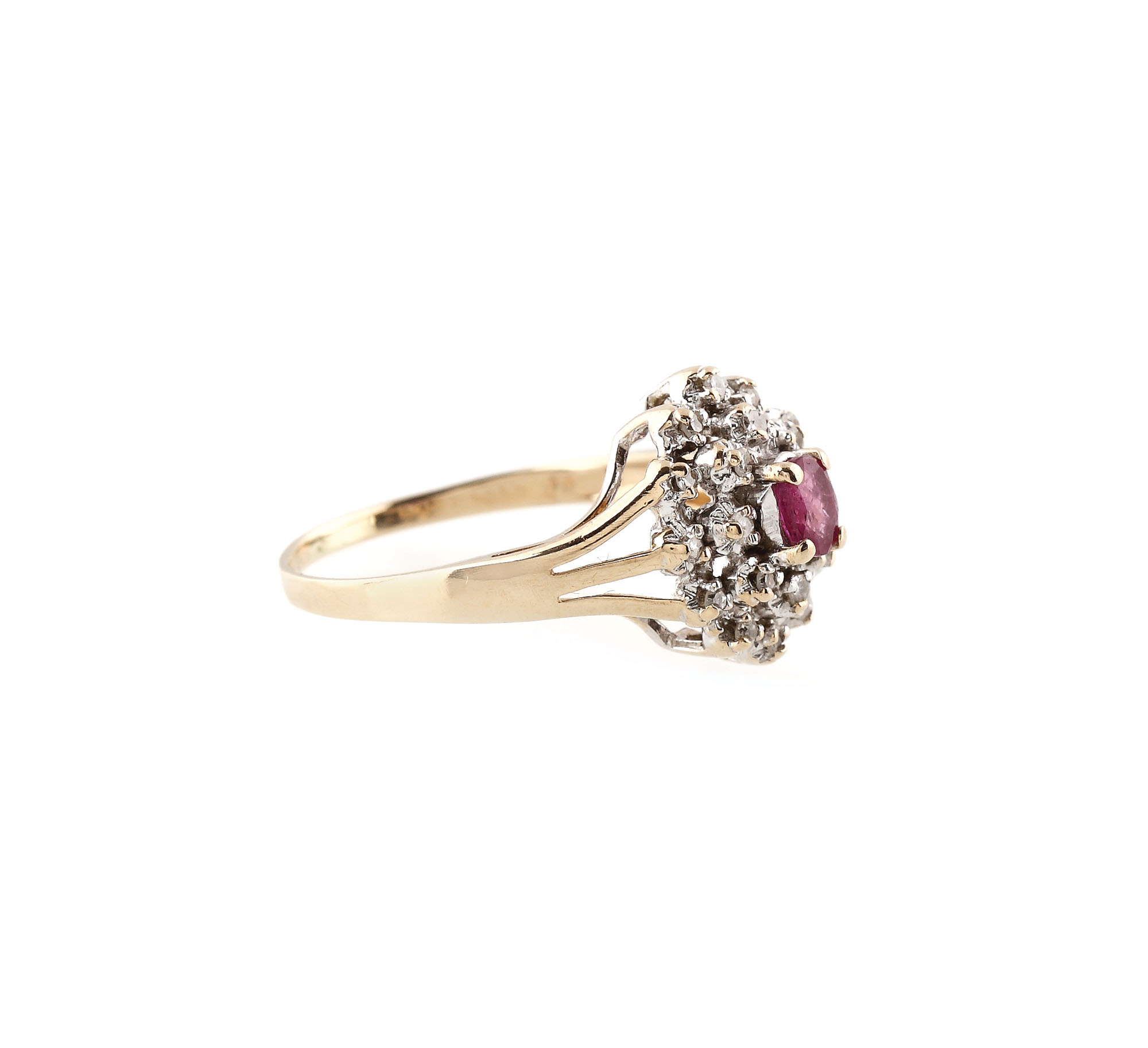 Gold ring decorated with ruby surmounting a crown of diamonds