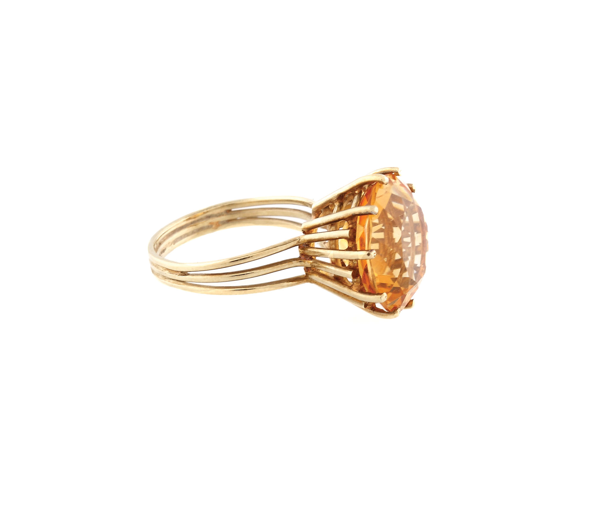Gold ring decorated with beautiful citrine