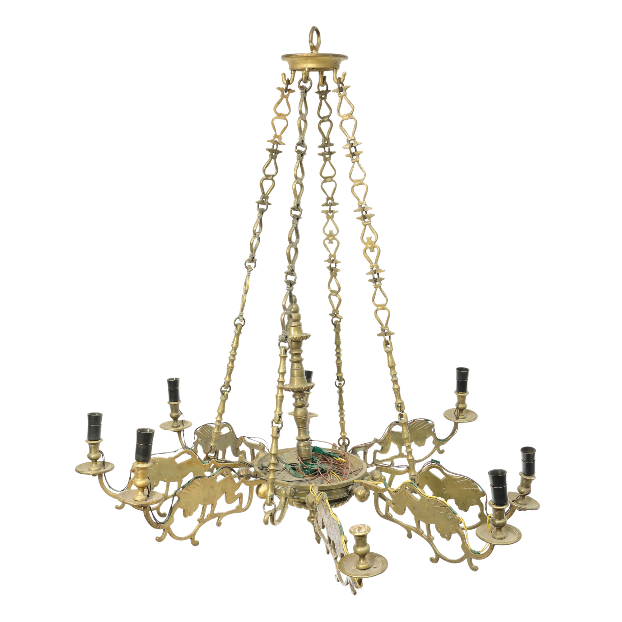 Impresionant candelabru din bronz aurit, decorat cu capricorni, sfârșitul sec. XIX, provine din colecția prof. Costin Murgescu și a cineastei Ecaterina Oproiu