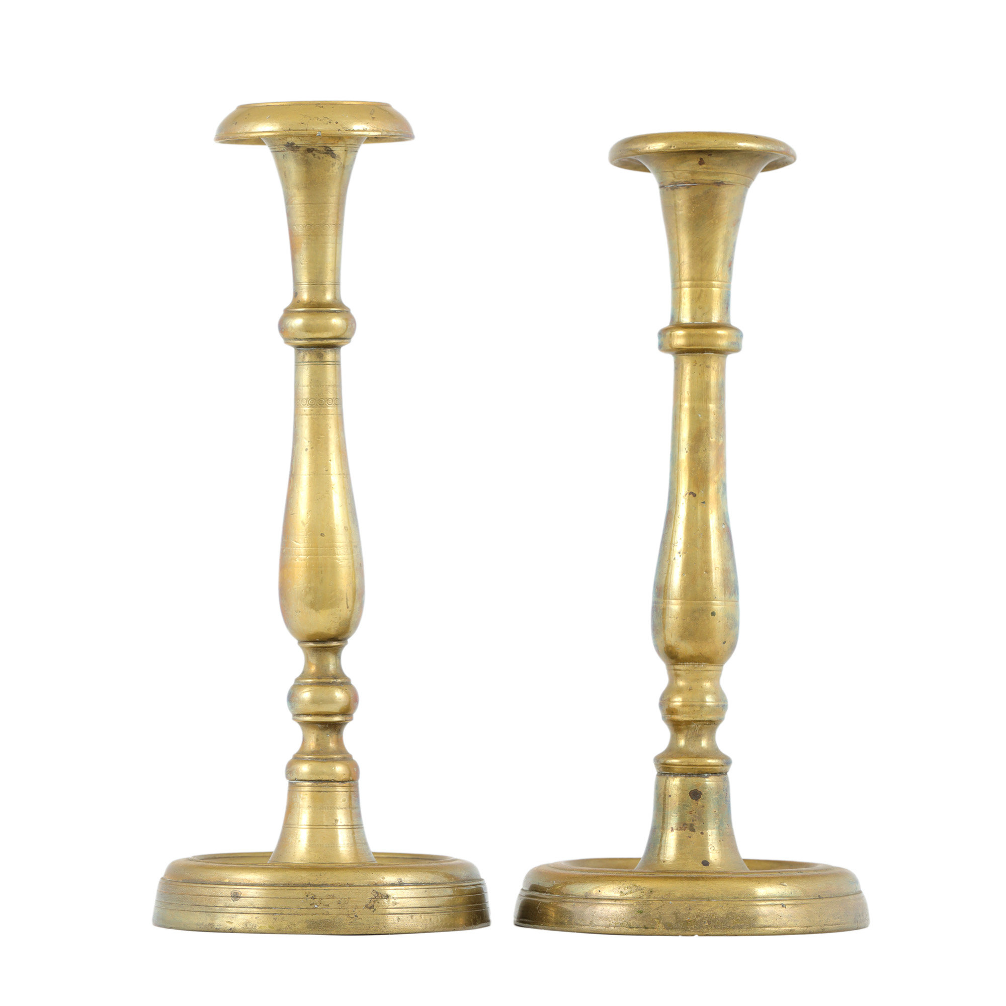 Lot consisting of two bronze candlesticks, first half of the 20th century, originating from the collection of Prof. Costin Murgescu and filmmaker Ecaterina Oproiu.
