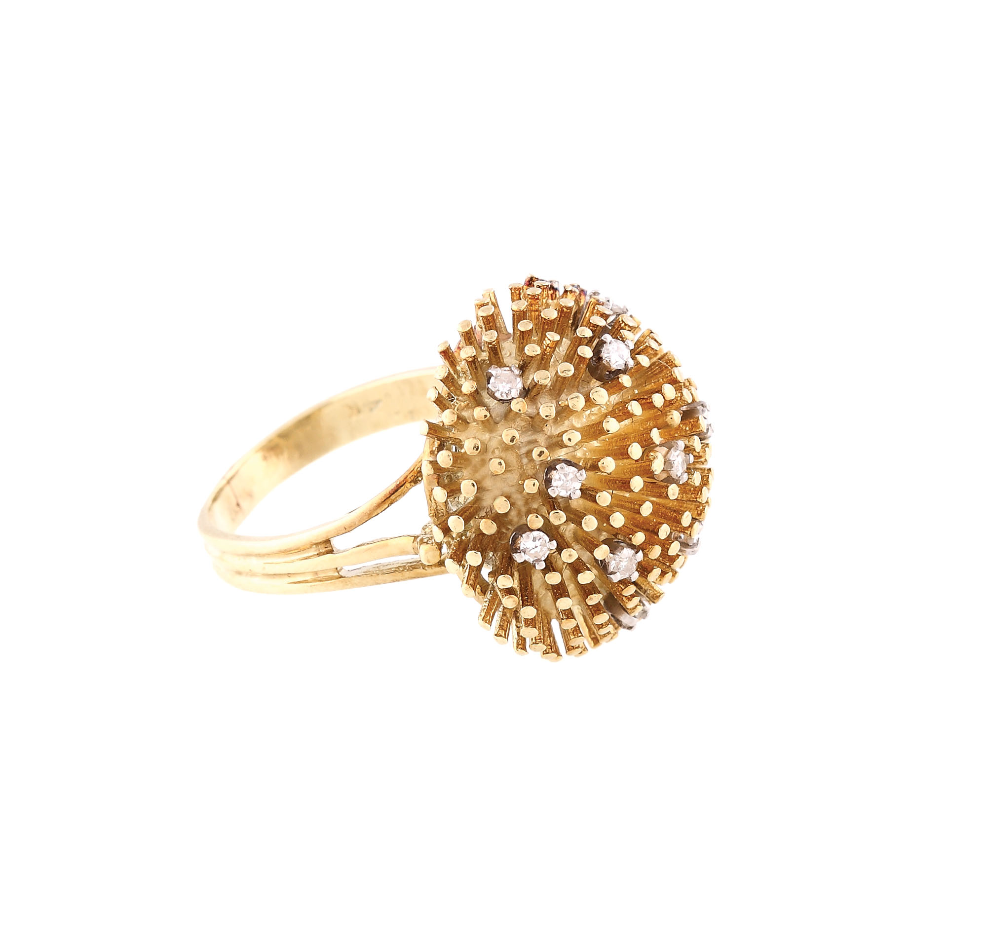 Interesant inel cocktail din aur, decorat cu diamante