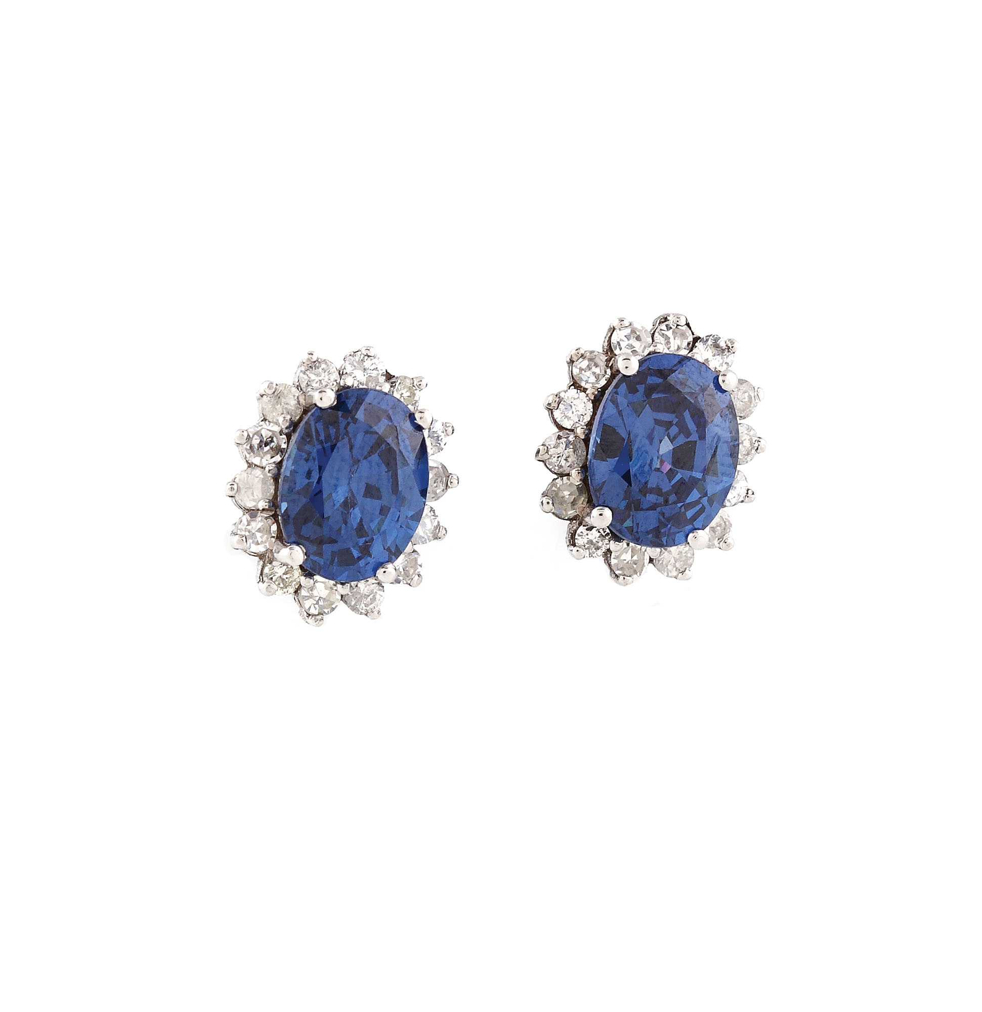 Pereche de cercei ornată cu frumoase tanzanite în anturaj de diamante