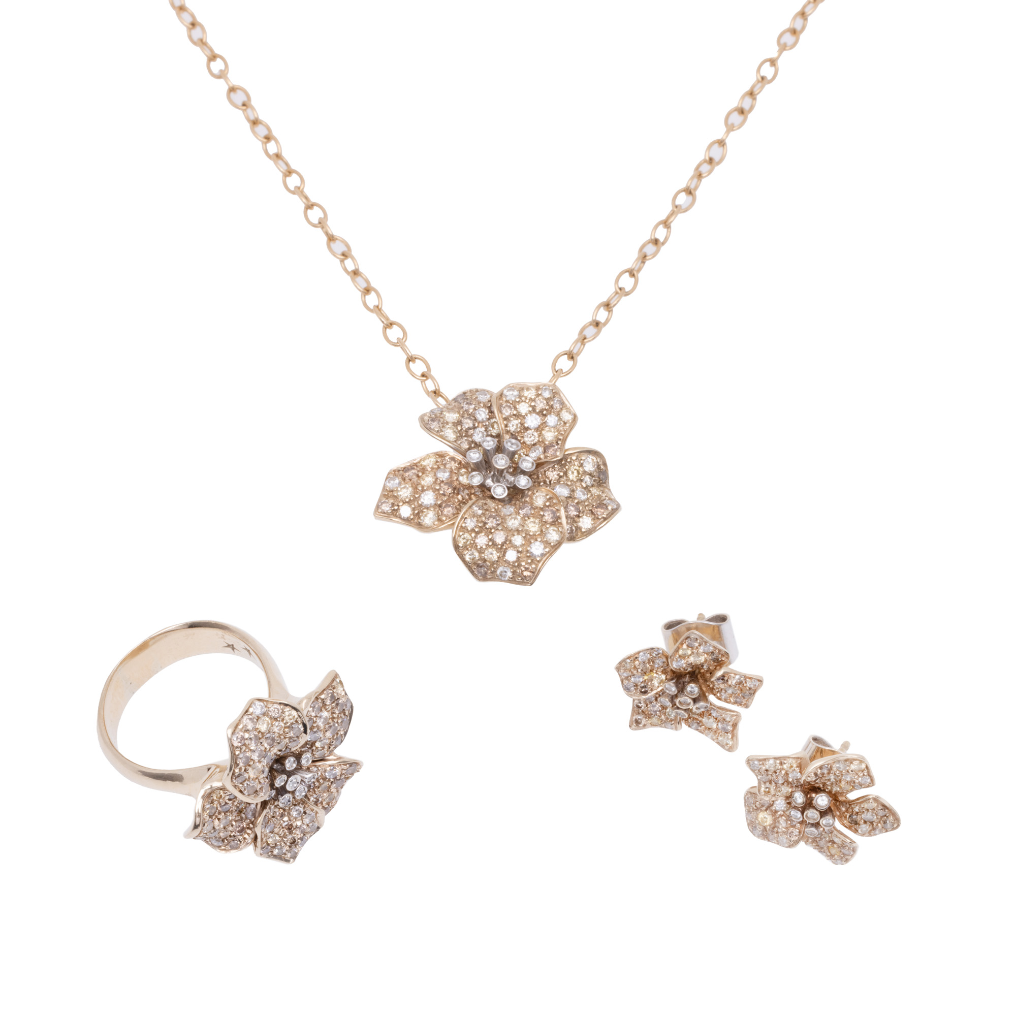 Set din aur, format din lanț cu pandantiv, pereche de cercei și inel, decorat cu model floral pavat cu diamante