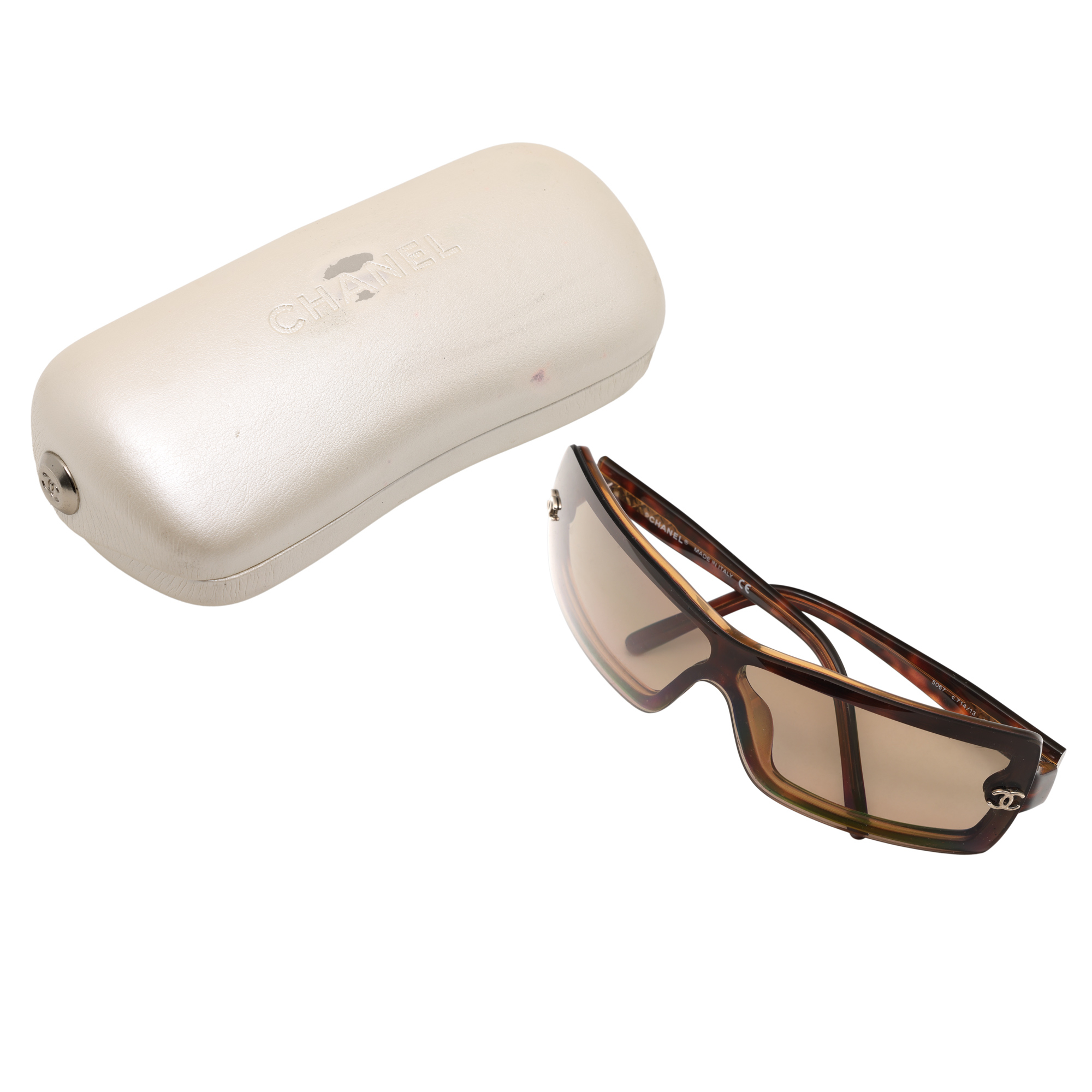 Pereche de ochelari de soare Chanel, însoțită de etui