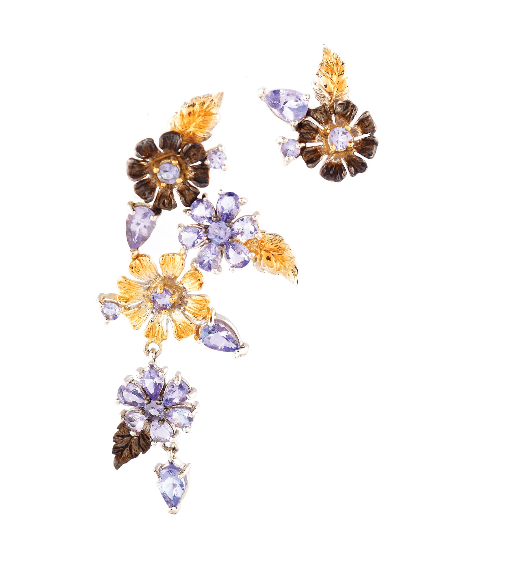 Interesantă pereche de cercei din argint aurit, decorată cu tanzanite