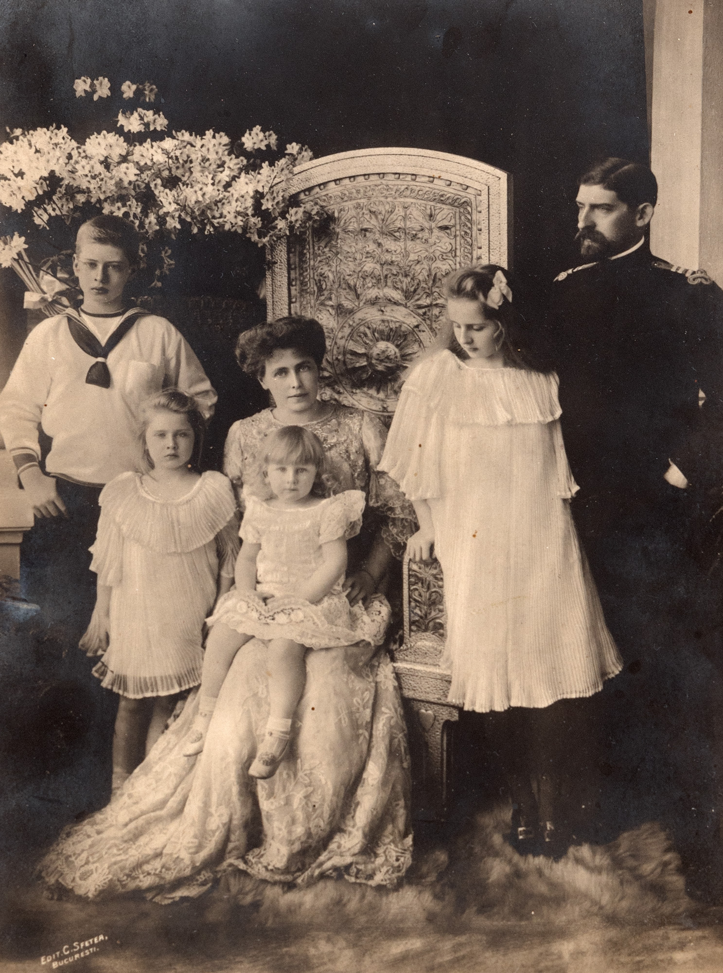 Fotografie surprinzându-i pe membrii Familiei Regale, Ferdinand, Maria, Carol, Mărioara, Nicolae și Elisabeta, atelier C. Sfetea, 1906