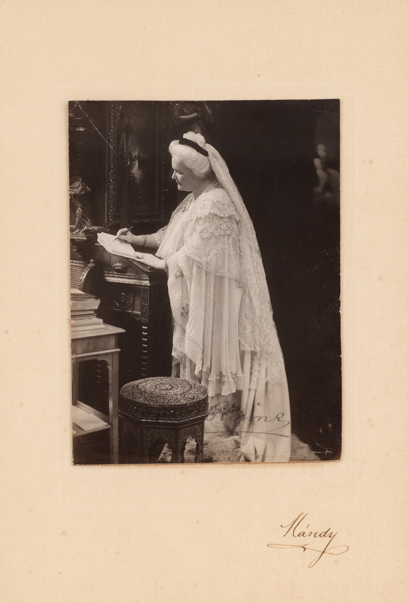Fotografie de epocă, semnată olograf, în care este înfățișată regina Elisabeta în cabinetul de lucru, scriind, atelier Franz Mandy, București, cca. 1910