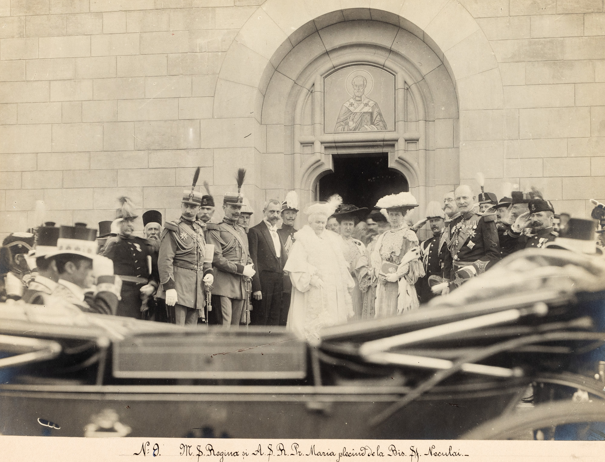 Fotografie ilustrându-le pe Regina Elisabeta, Principesa Maria și ofițerii superiori în fața Bisericii ”Sfântul Nicolae Domnesc”, atelier fotografic B. Chaland, Iași, 1904, piesă rară, de colecție