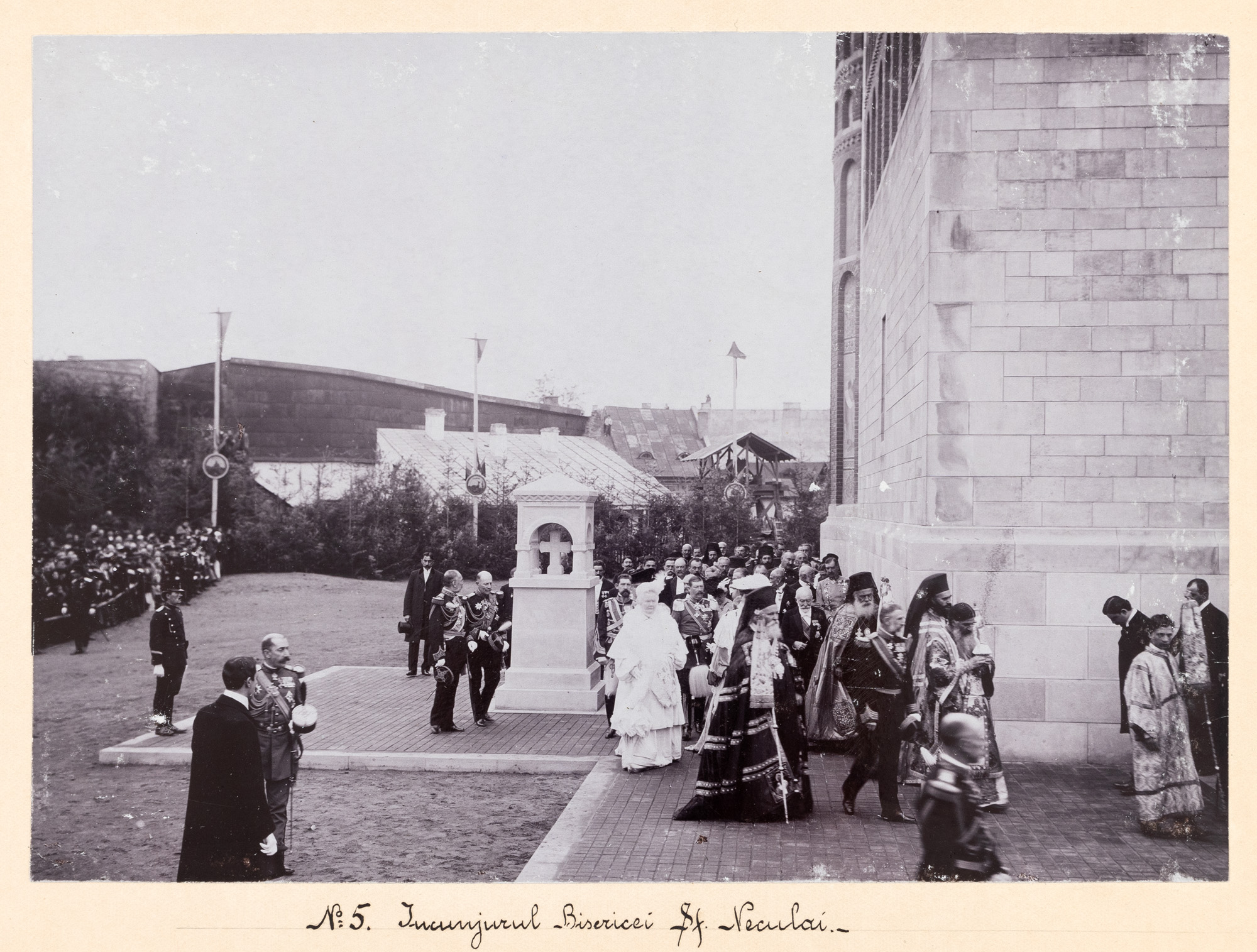 Fotografie ilustrându-i pe Regele Carol I, Regina Elisabeta, Principele Ferdinand, Principesa Maria și D.A. Sturdza la procesiunea de resfințire a Bisericii ”Sfântul Nicolae Domnesc”, atelier fotografic B. Chaland, Iași, 1904, piesă rară, de colecție