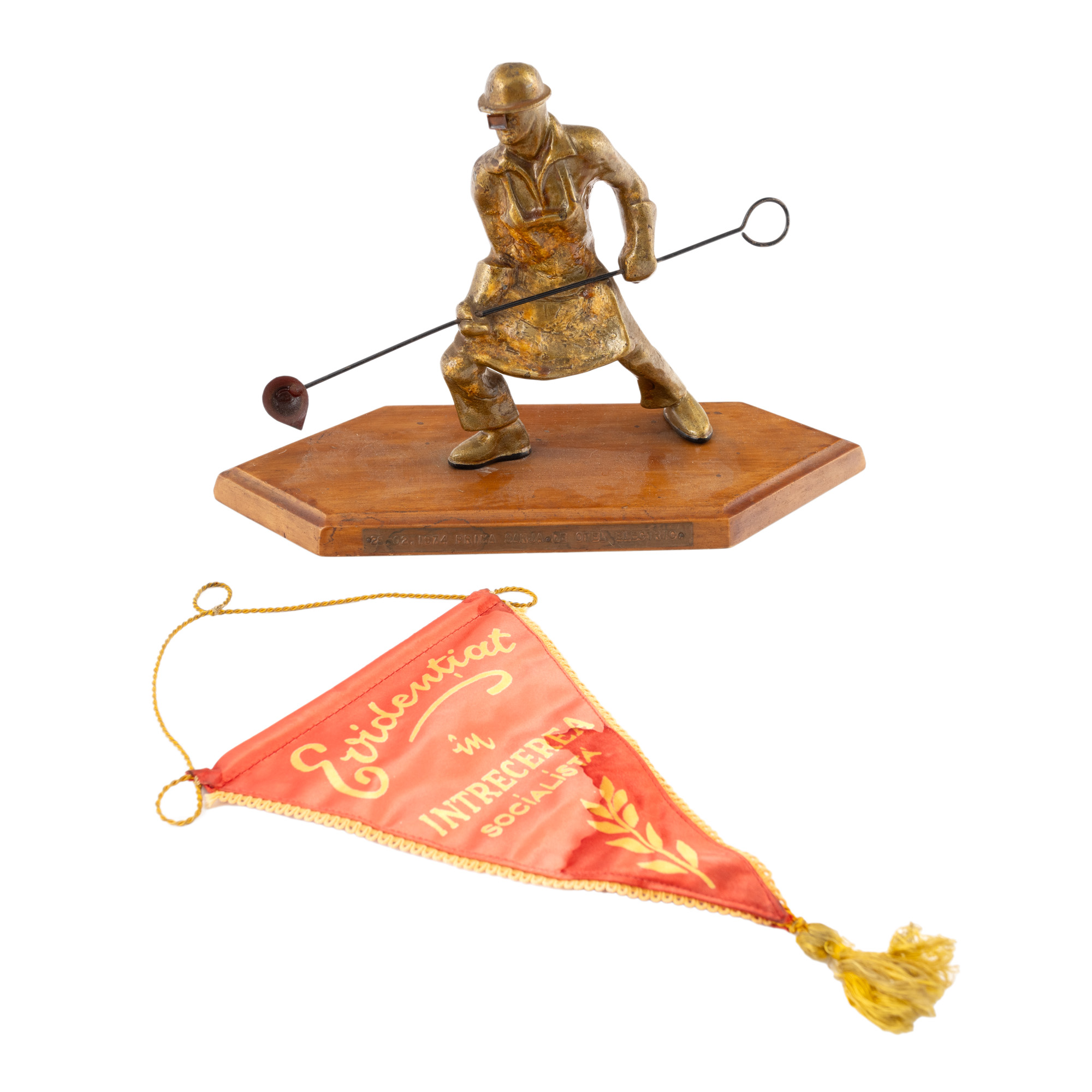 Lot consisting of a statuette depicting a steelworker and a pennant "Highlighted in the socialist competition", communist period