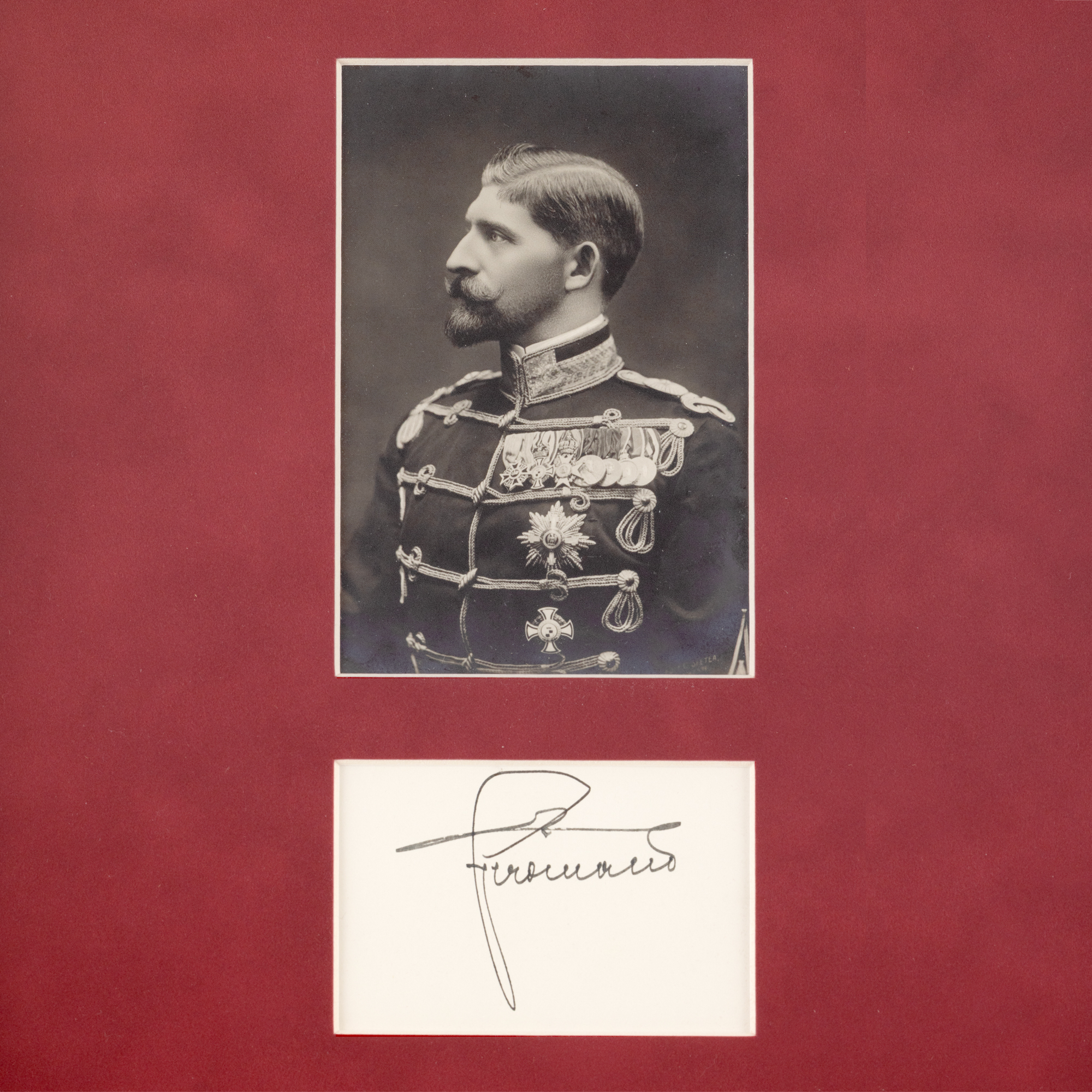 Lot format din carte poștală ilustrându-l pe Regele Ferdinand, cca. 1922, și semnătura olografă a regelui