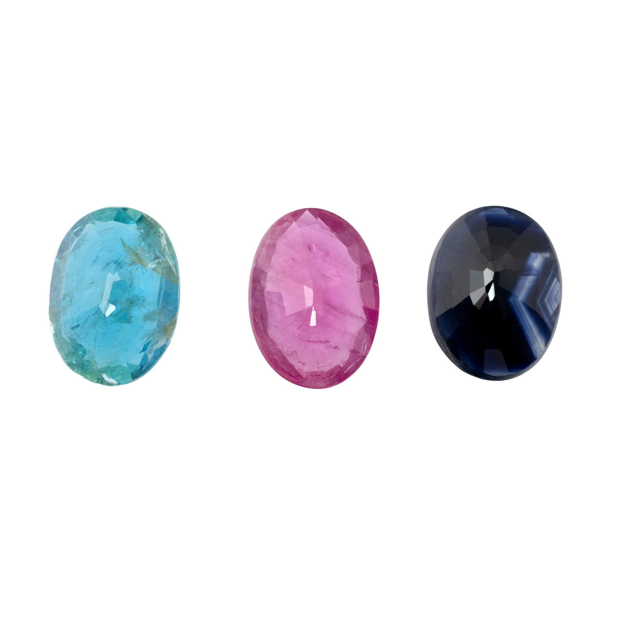 Lot format din smarald cca. 1,71 ct., safir cca. 1,51 ct. și rubin cca. 1,69 ct.