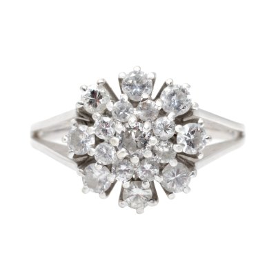 Inel din aur alb, sub formă de floare, decorat cu diamante