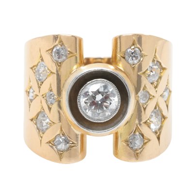 Bicolor gold ring, decorated with a central diamond, surrounded by diamonds