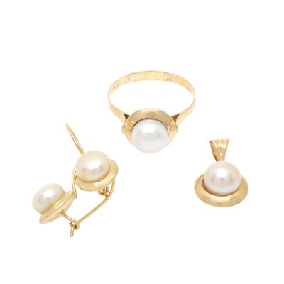 Gold Set, consisting of a pair of earrings, a pendant, and a gold ring, decorated with pearls