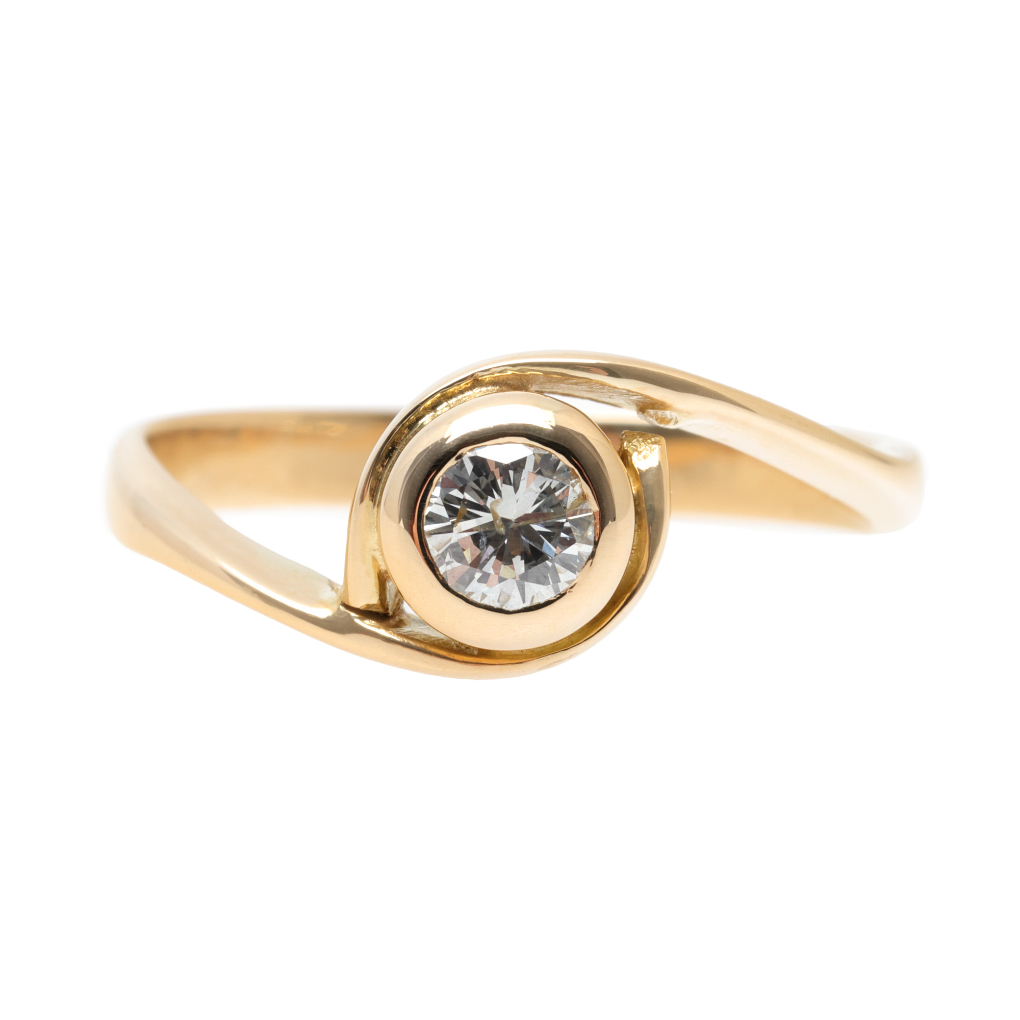 Gold ring, decorated with solitaire diamond