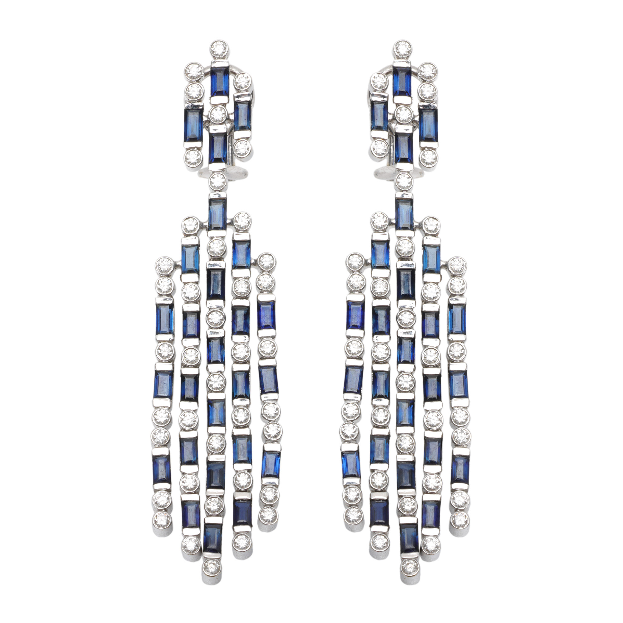 Pereche de cercei în manieră Art Deco, din aur alb, decorată cu safire și diamante