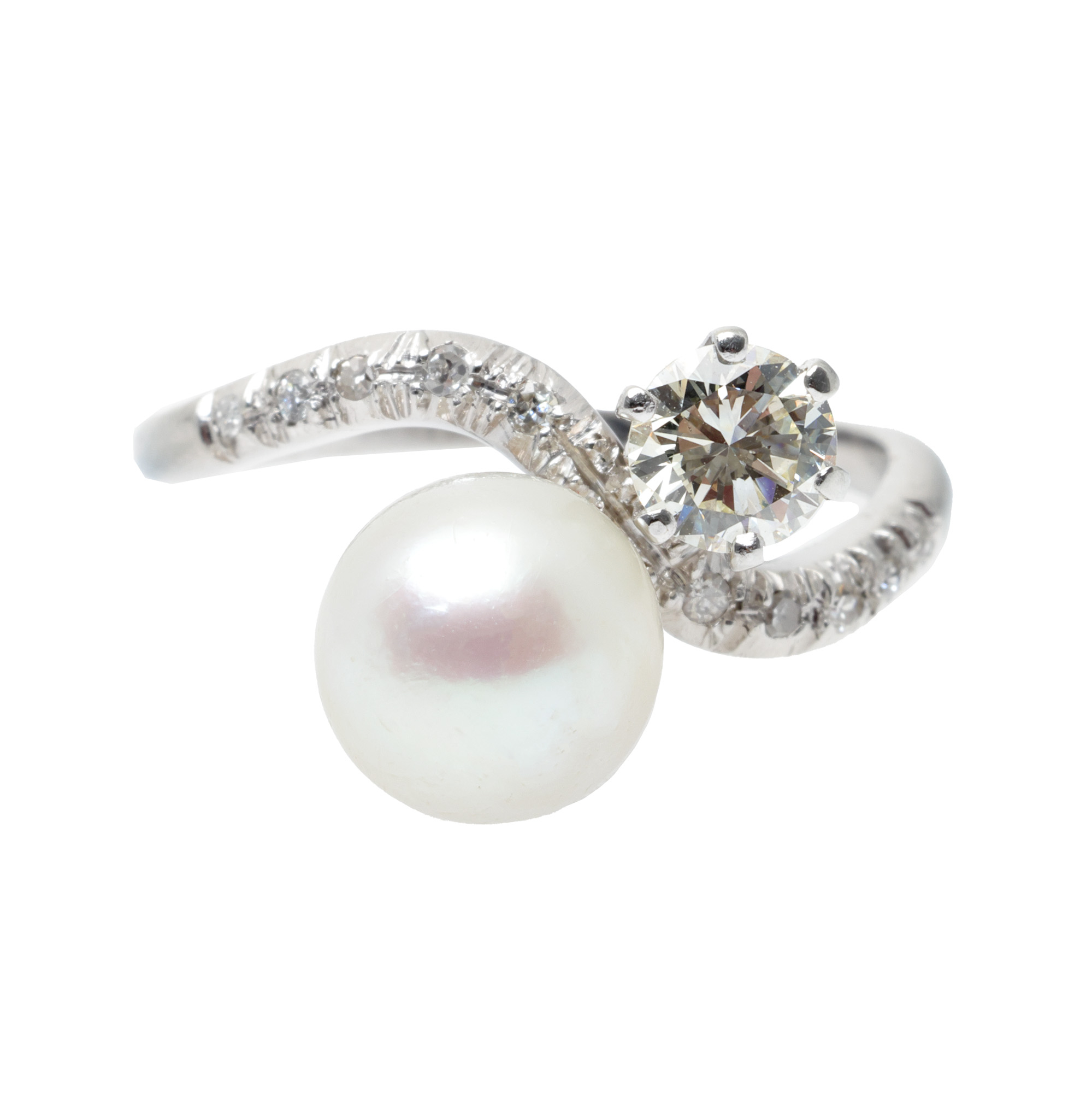 White gold ring, decorated with pearl and diamonds