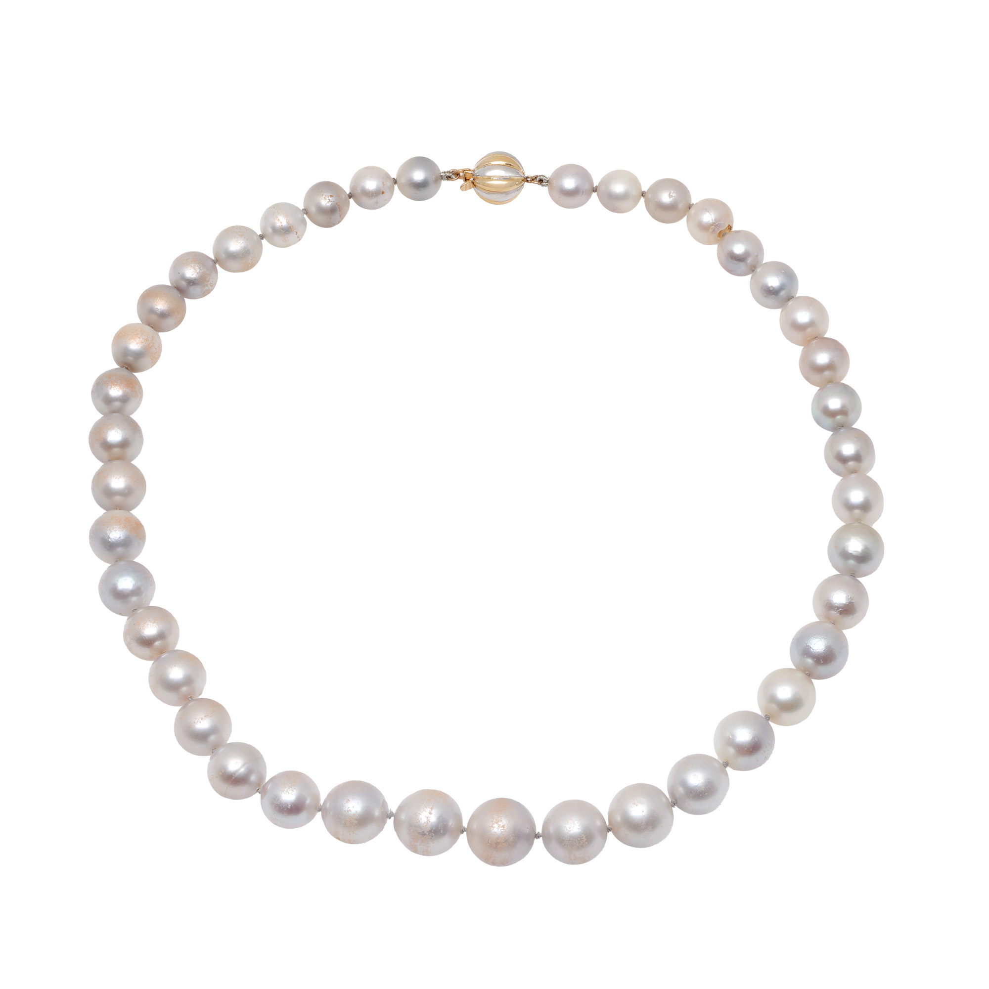Pearl necklace, decorated with a gold clasp