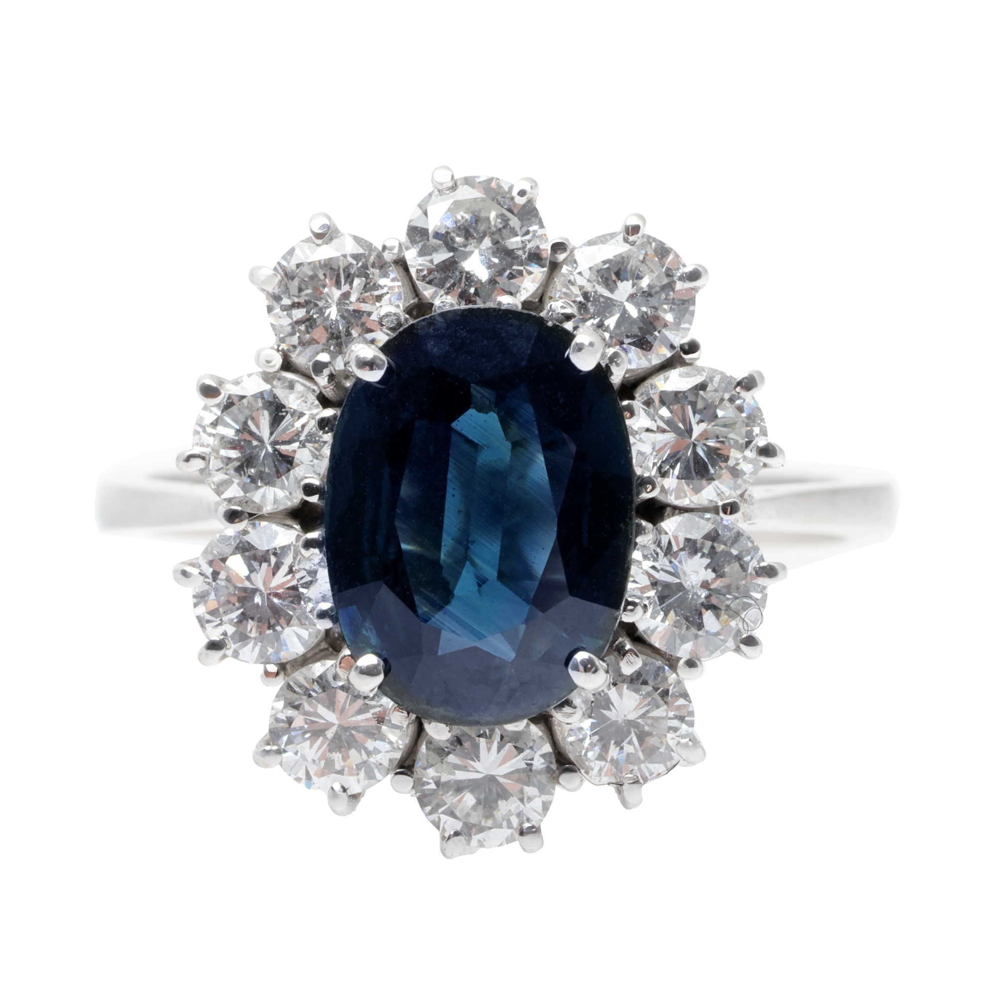 Inel din aur alb, decorat cu safir central, anturat de diamante