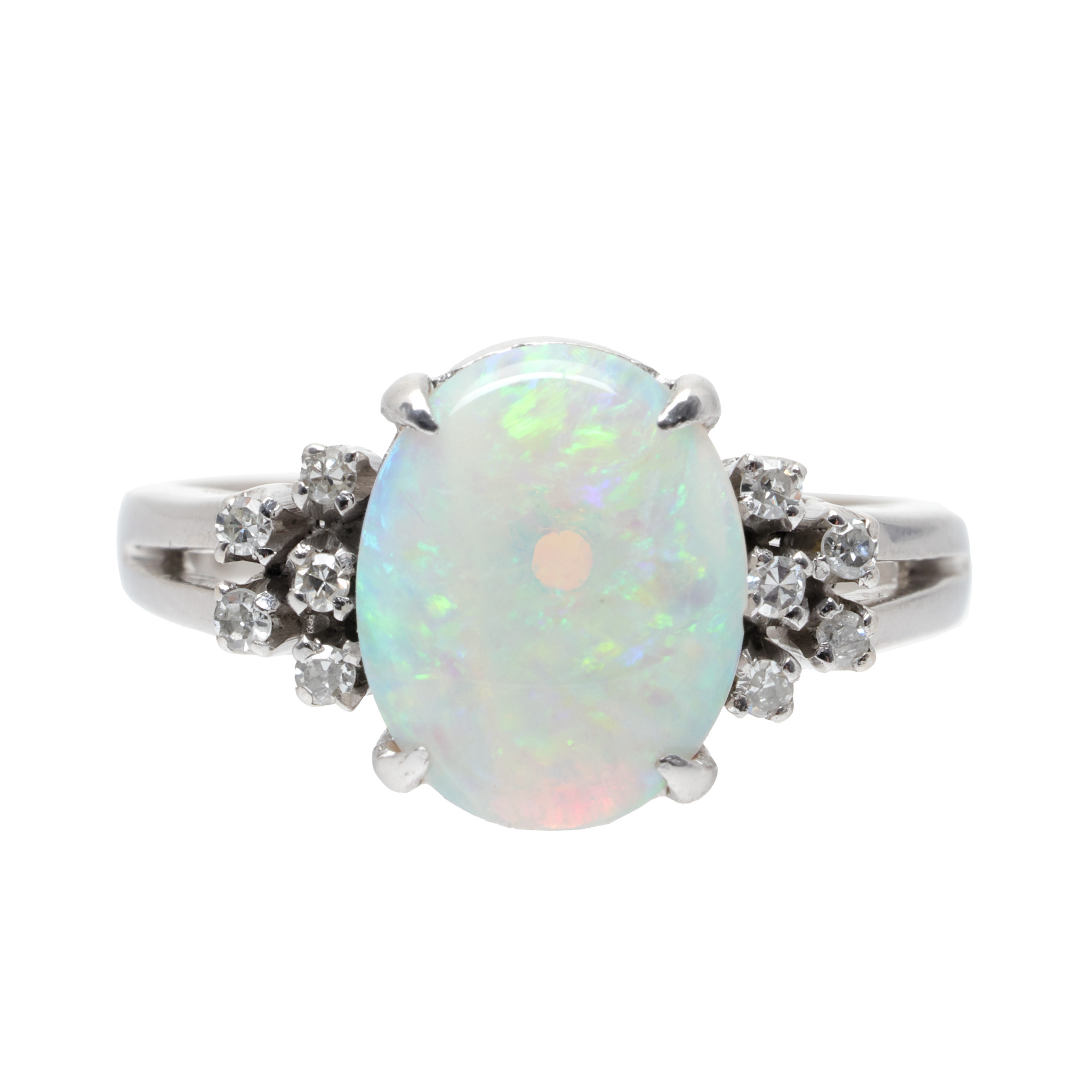 Inel din aur alb, decorat cu opal, anturat de diamante 