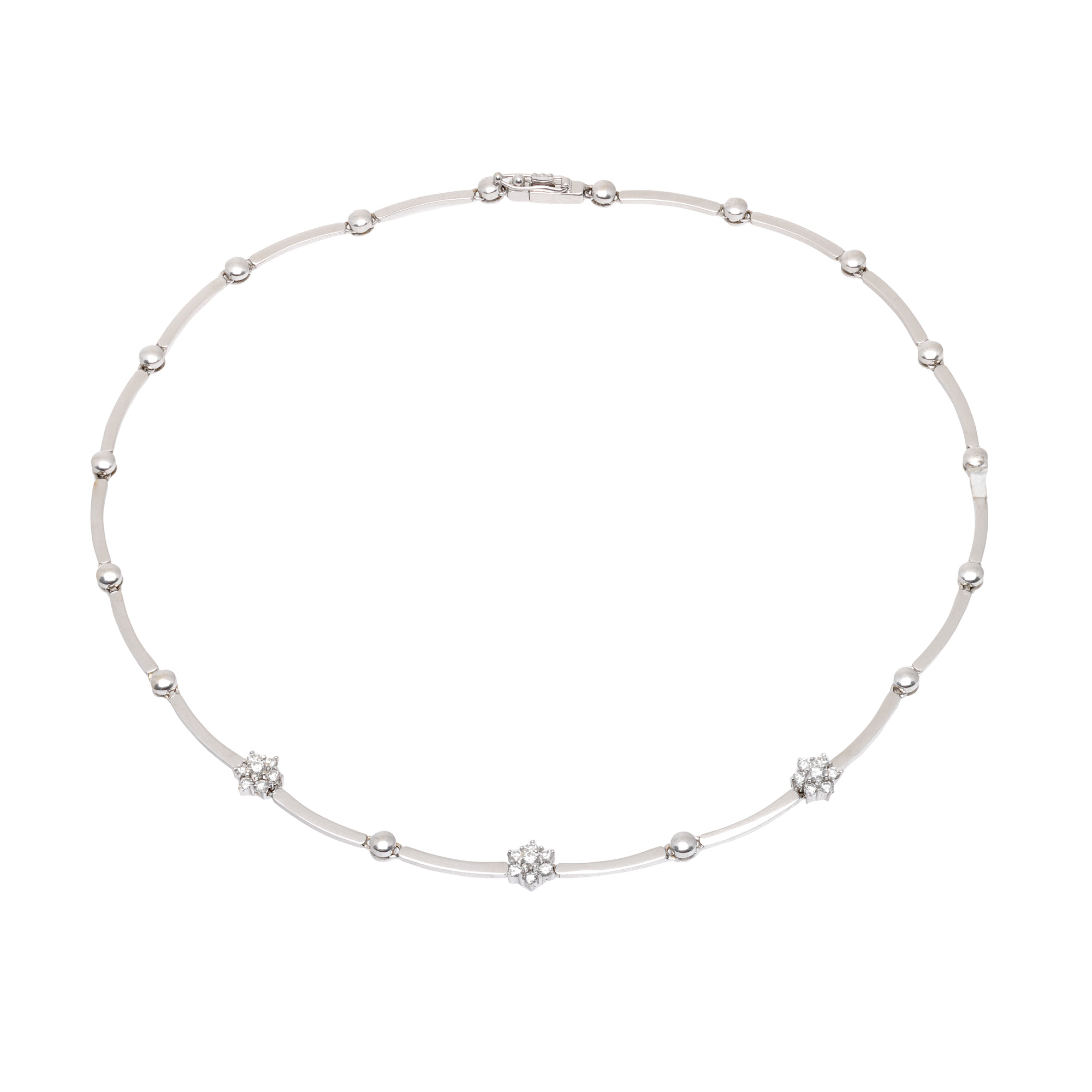 Bicolor gold necklace, adorned with diamonds arranged in a floral pattern